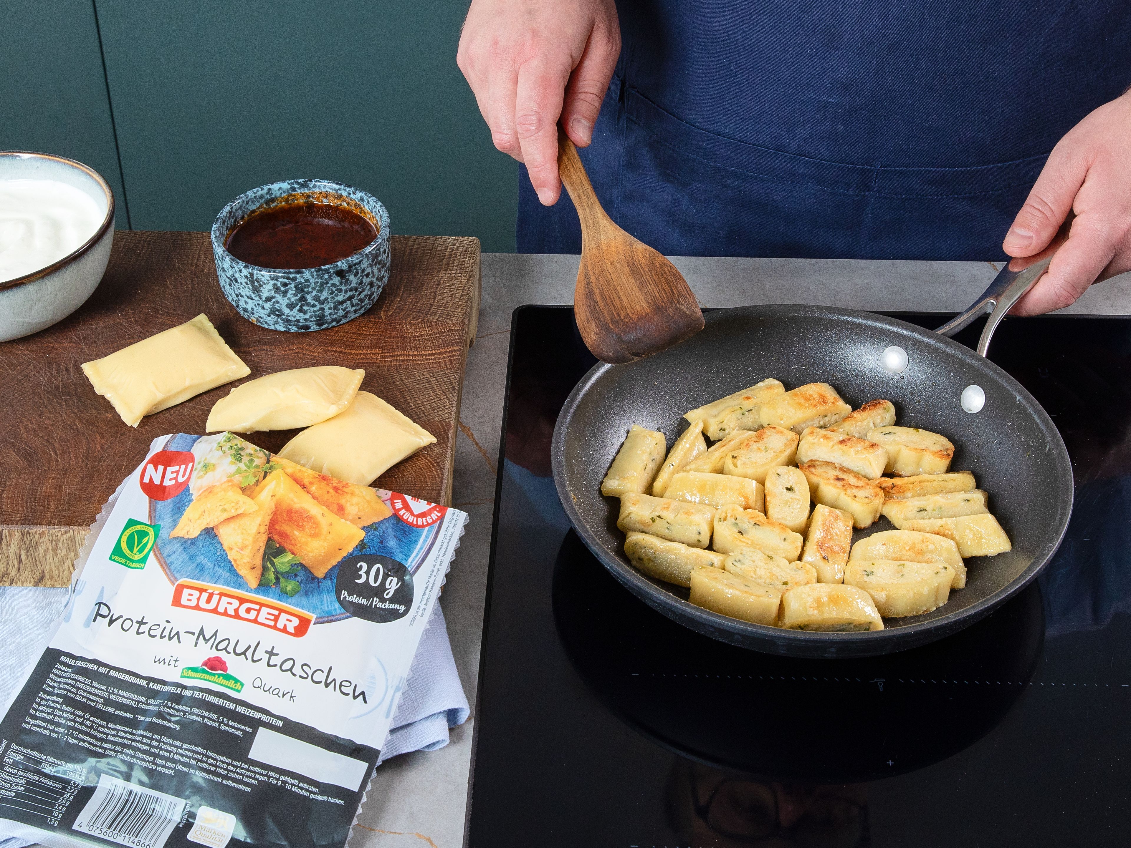 Die BÜRGER Protein-Maultaschen in Streifen schneiden. Restliche Butter in einer großen Pfanne erhitzen und die Maultaschen darin rundherum goldbraun und knusprig anbraten. Auf Teller verteilen, Joghurtsoße, Tomatenbutter und eine Prise Sumak darübergeben. Zum Schluss mir fein gehackter Minze und Petersilie garnieren.