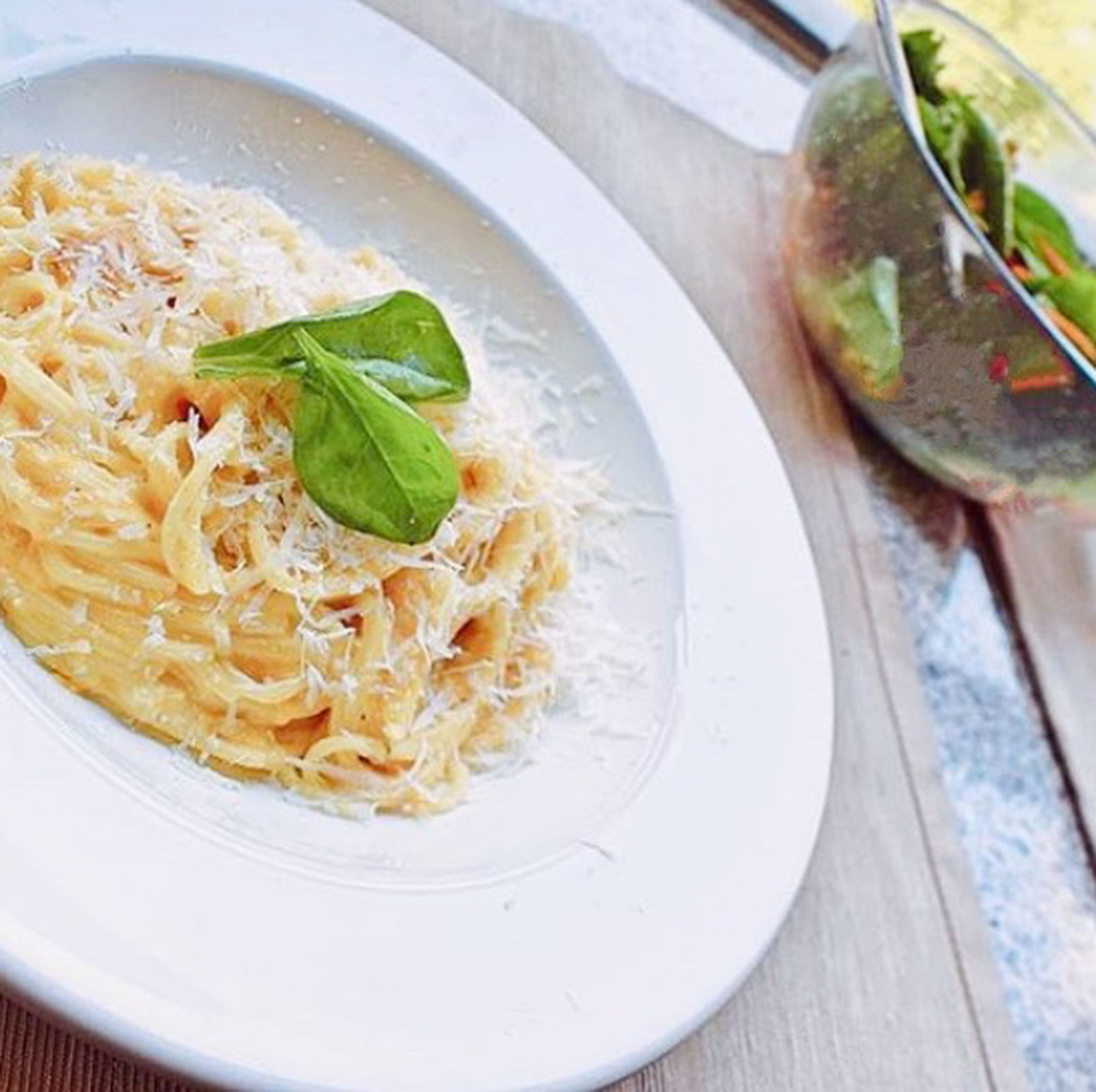 Combine the cheese sauce with the spaghetti and plate. Garnish with more cheese and serve warm.