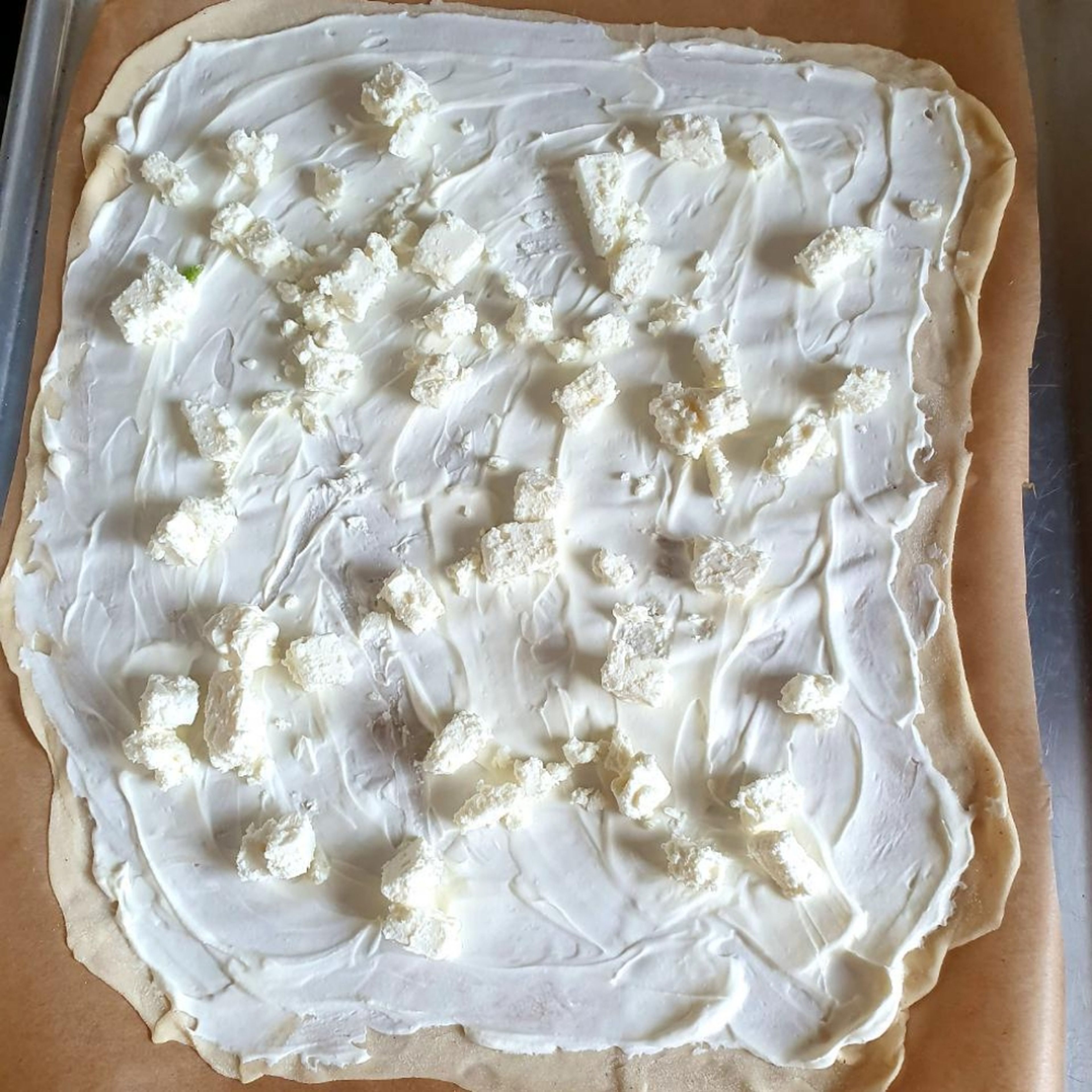 Den Fetakäse verteilen.