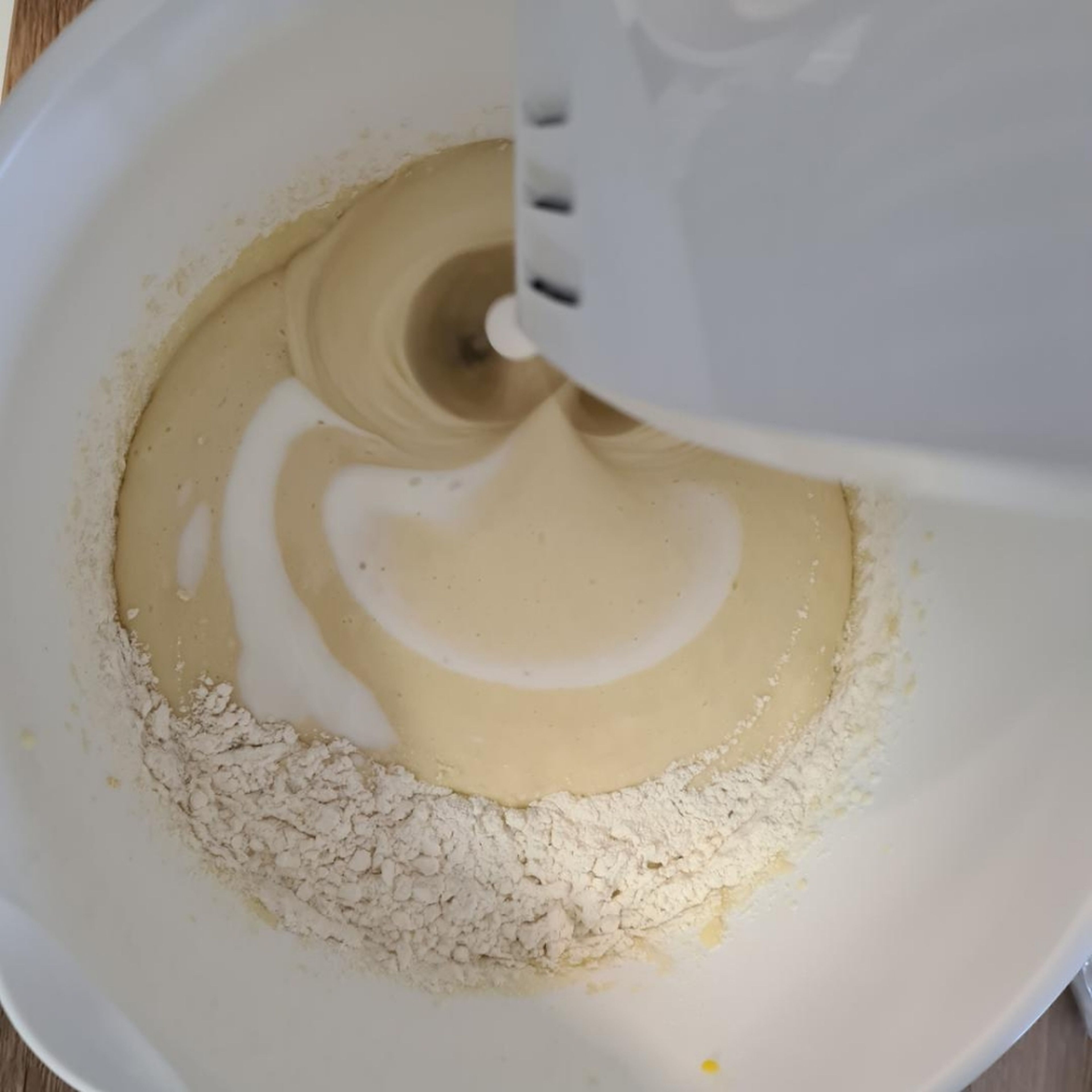 Abwechselnd Mehl-Backpulver-Gemisch und Buttermilch hinzugeben und zu einem glatten Teig verrühren.