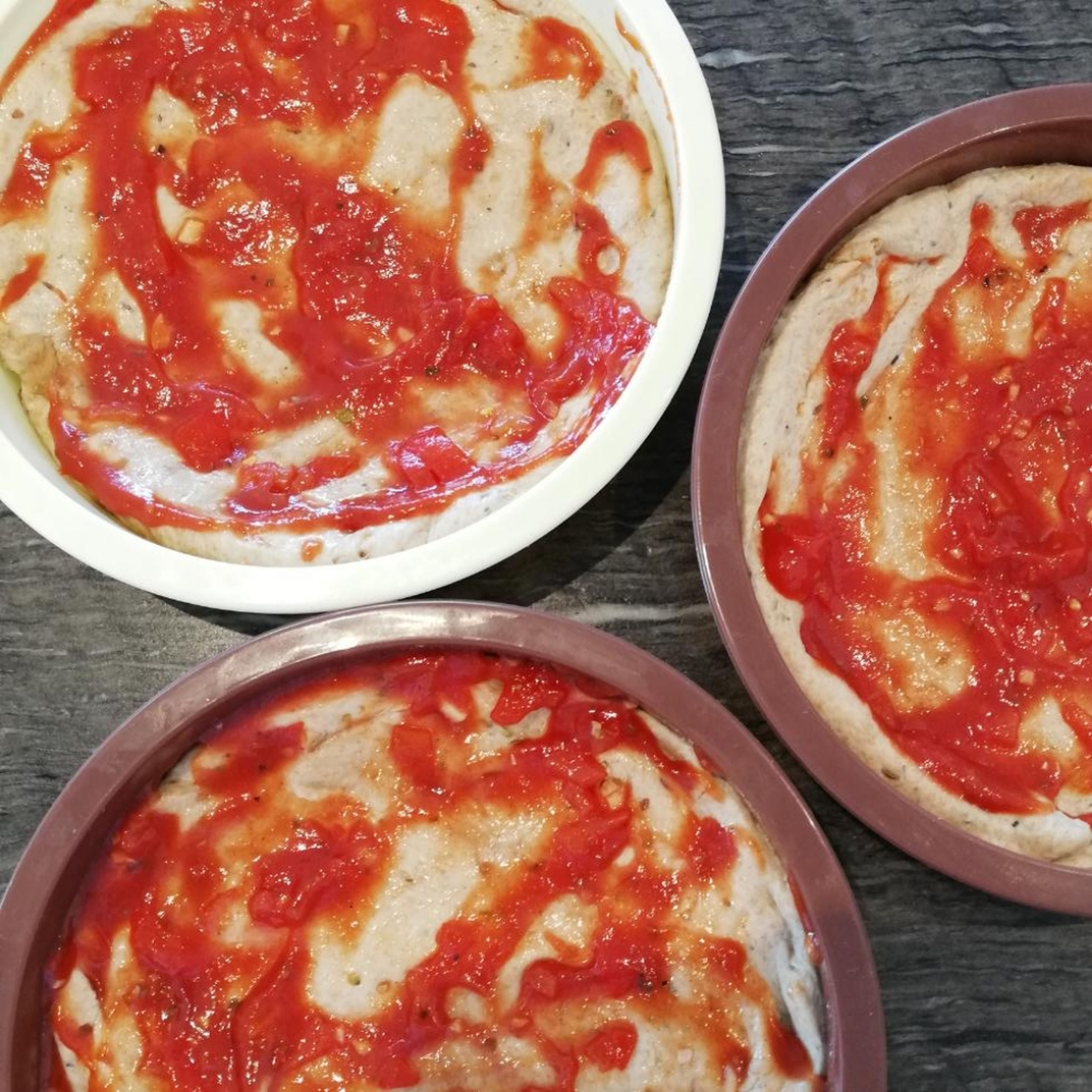 Soße: Knoblauch würfeln. Tomaten halbieren. Kerne entfernen und Tomate würfeln. Alles mischen.