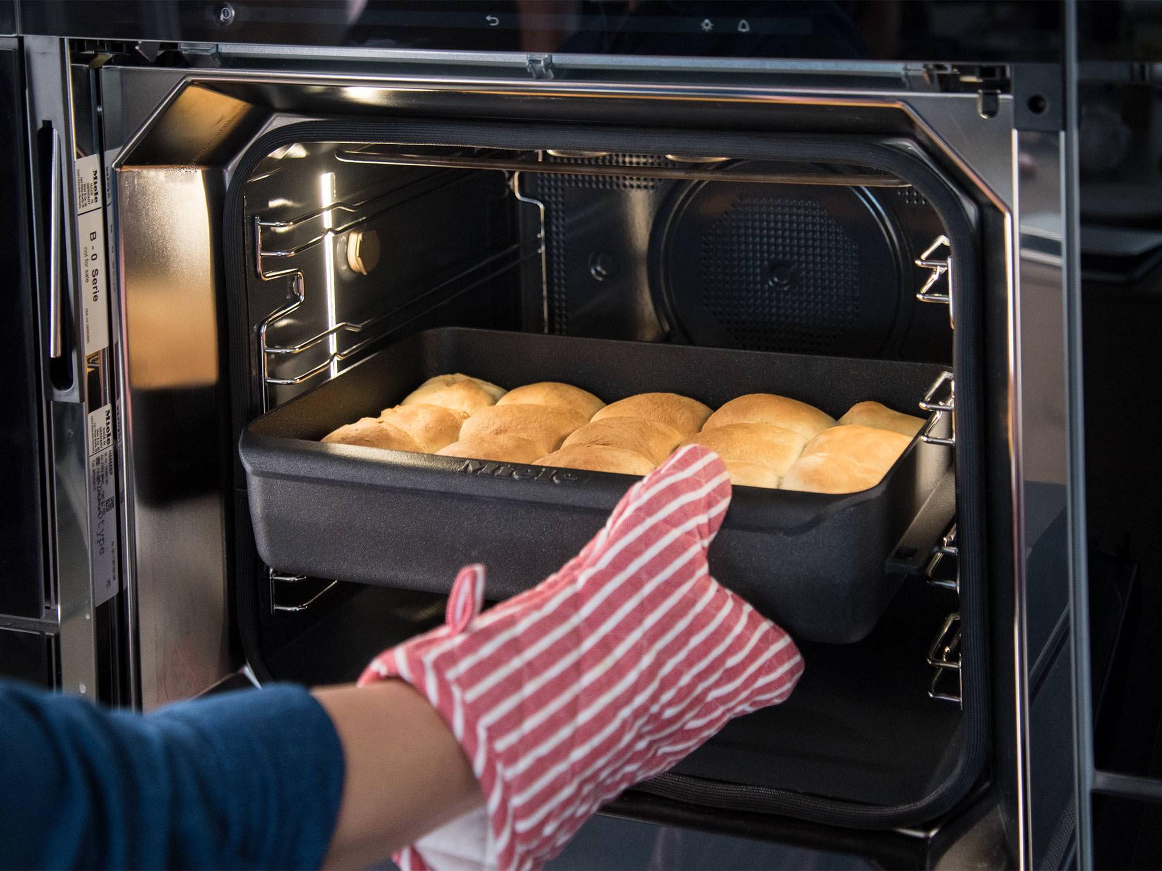 Cover pan with a damp kitchen towel and leave to rest for approx. 20 min. Start the automatic program for "dessert / filled sweet rolls," preheat dialog oven and transfer rolls to oven on level 2 after resting time, and bake for 24 min.