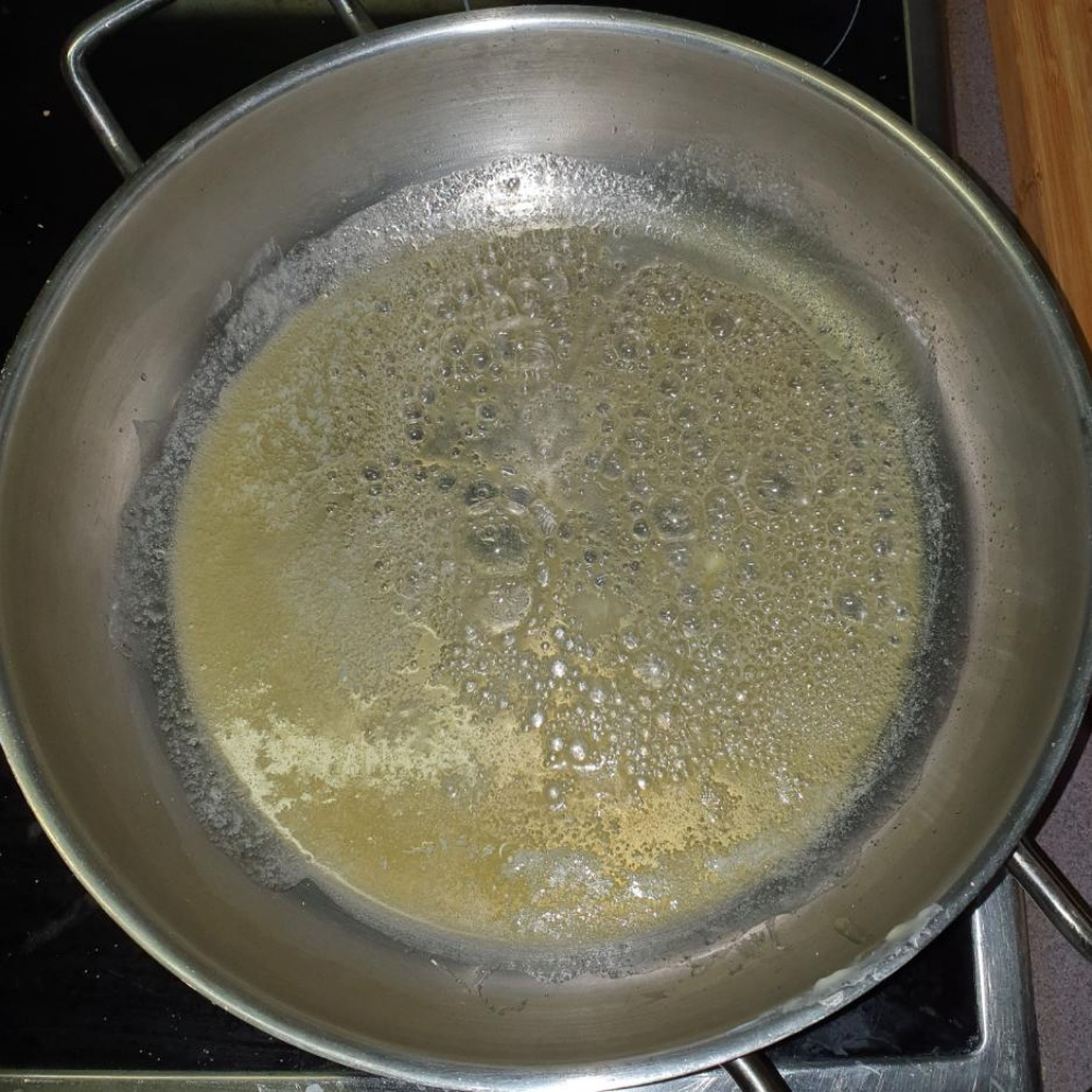 Butter in einer ofenfesten Pfanne auf mittlerer Temperatur zerlassen.