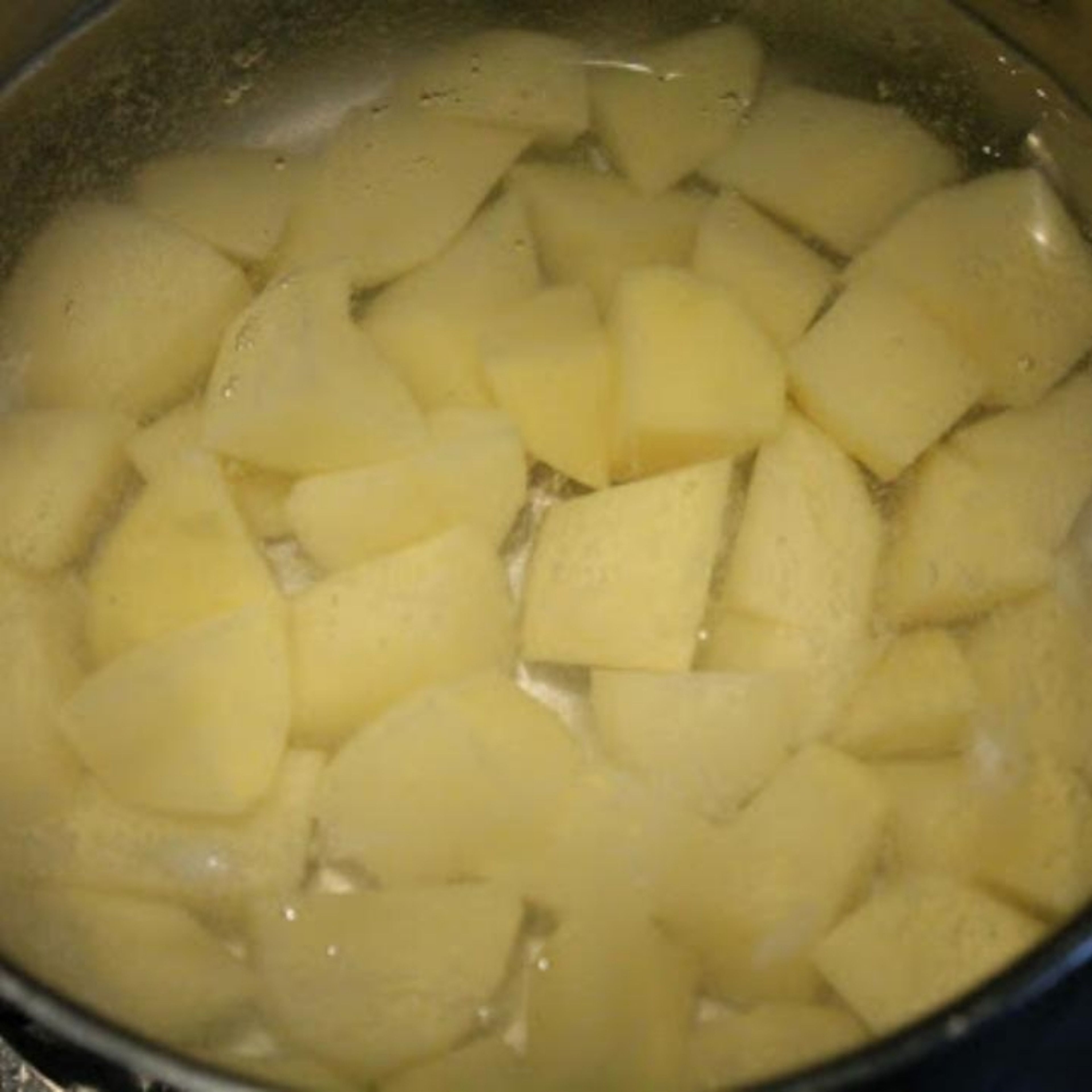Inzwischen Zeit Kartoffeln in kleine Stücke schneiden und bissfest kochen lassen.