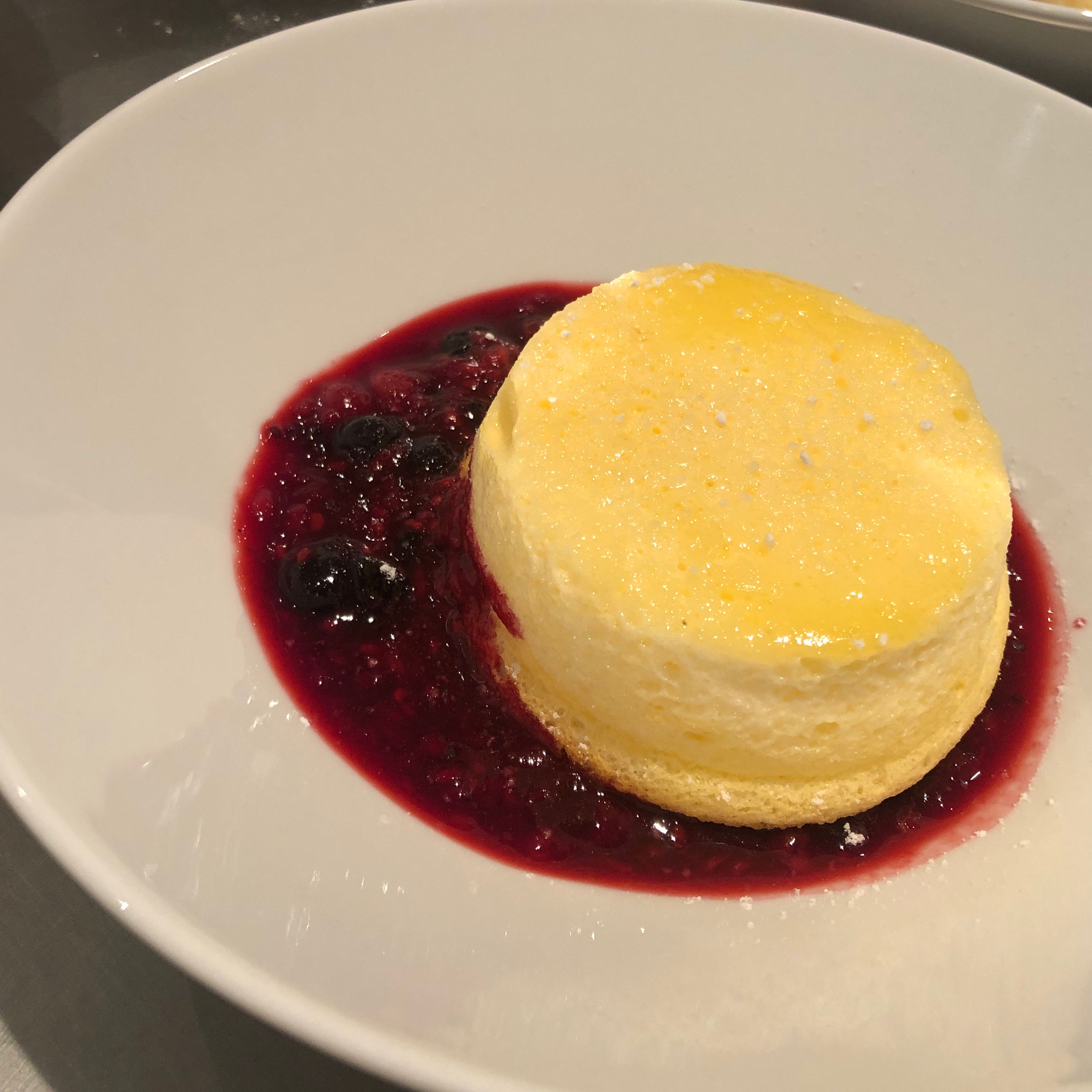 Topfensoufflé auf Beerenbeet
