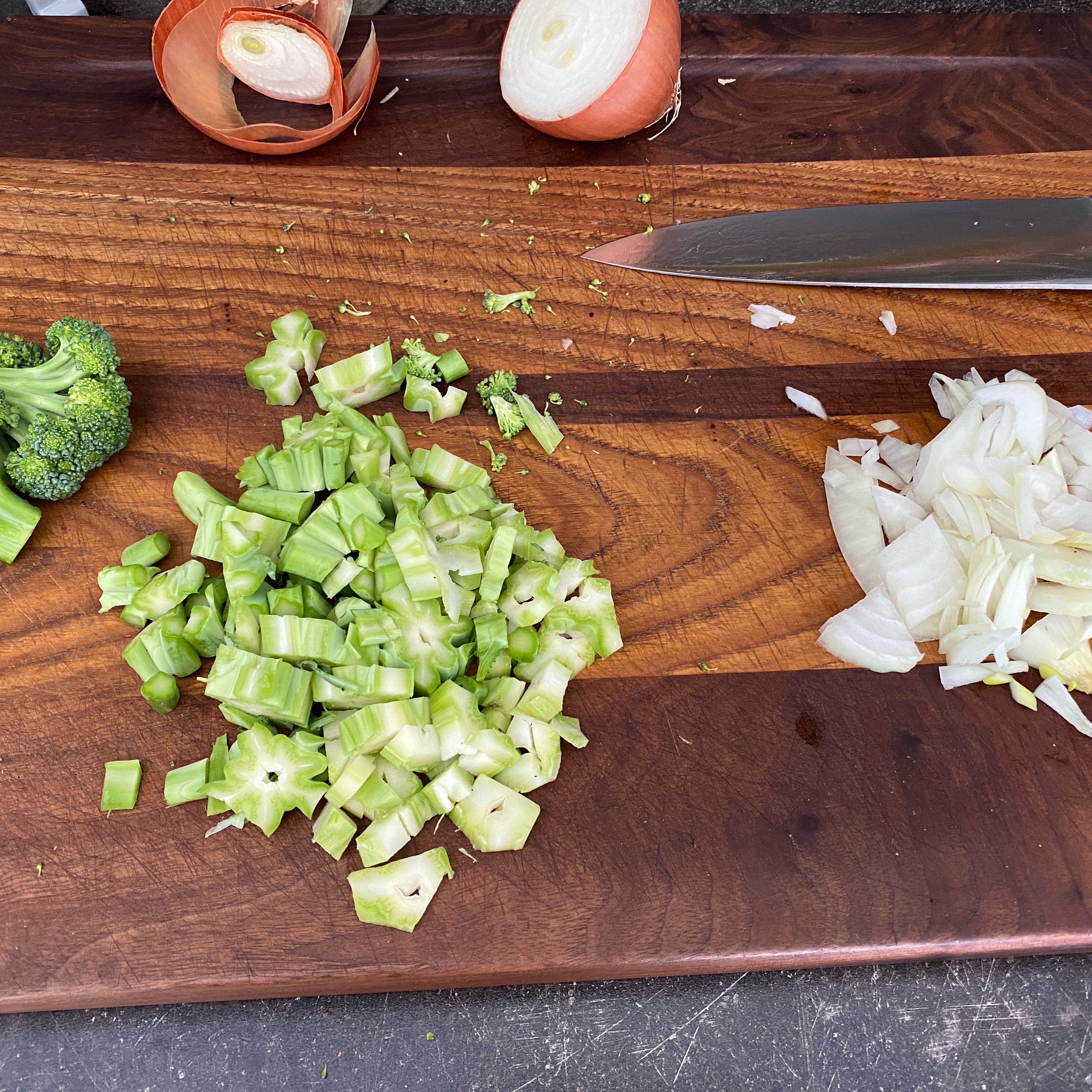 Wir machen diese Suppe immer dann, wenn wir Broccoli als Beilage zum Hauptgang haben möchte. Ich verwende dafür den Stiel, den ich vorher etwas schäle und dann klein schneide. Dann nehme ich eine Zwiebel oder eine halbe Gemüsezwiebel und schneide sie ebenfalls in grobe Würfel. Anschließend gebe ich das Rapsöl in einen Topf und schwitze den Broccolistiel und die Zwiebeln darin circa 3-5 Minuten an .￼￼