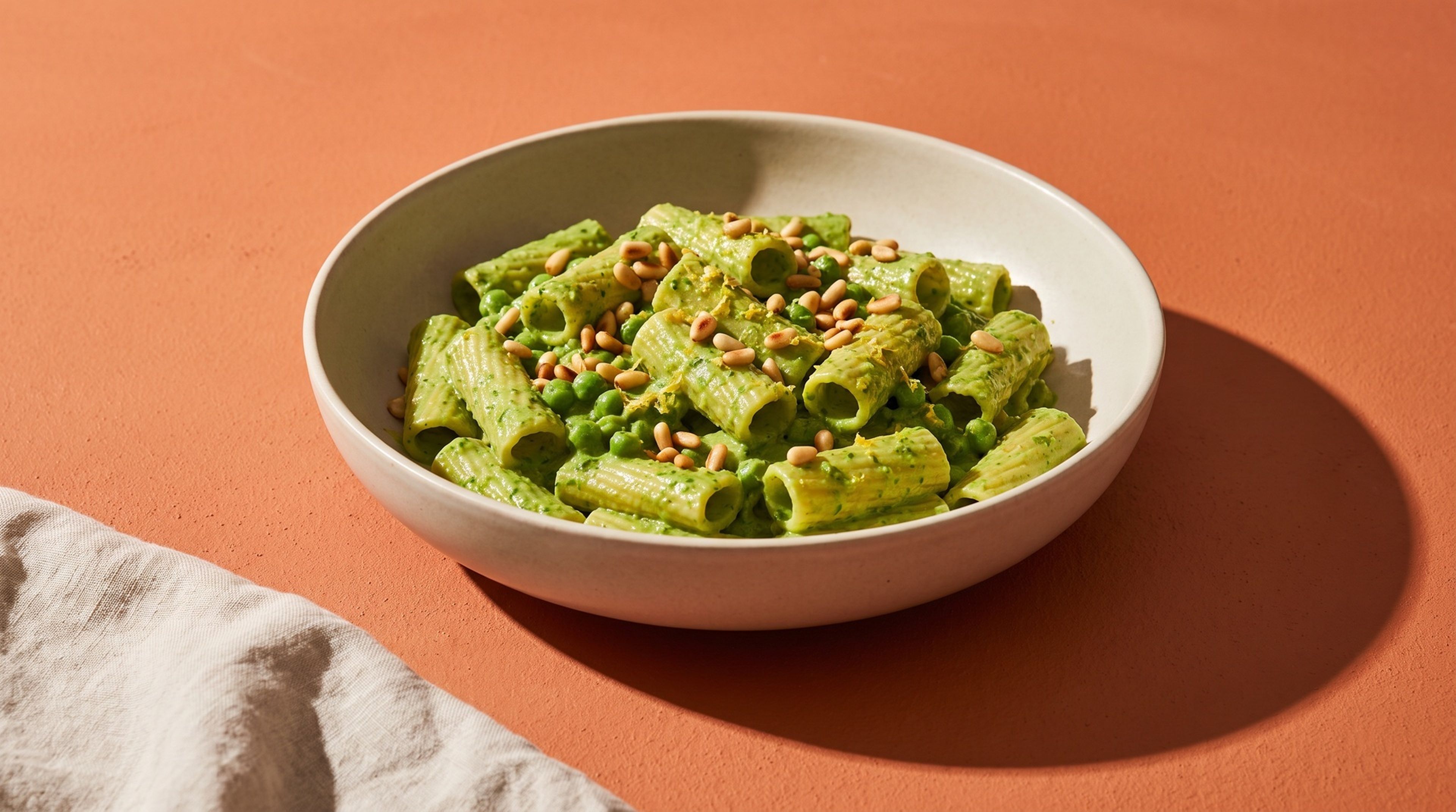 Vegane Pasta mit cremiger Erbsensoße für den schnellen Feierabend