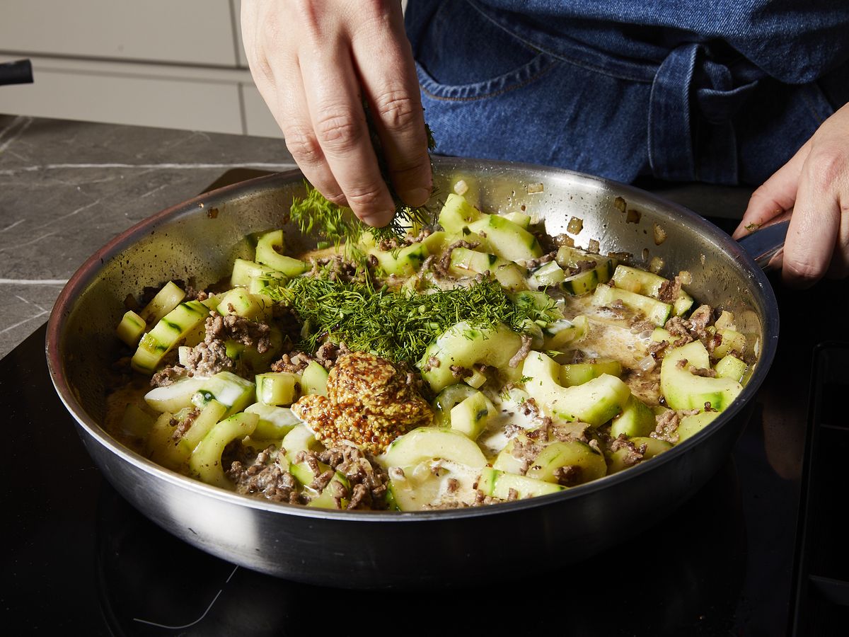 25–Minuten Schmorgurkenpfanne mit Hackfleisch | Rezept | Kitchen Stories