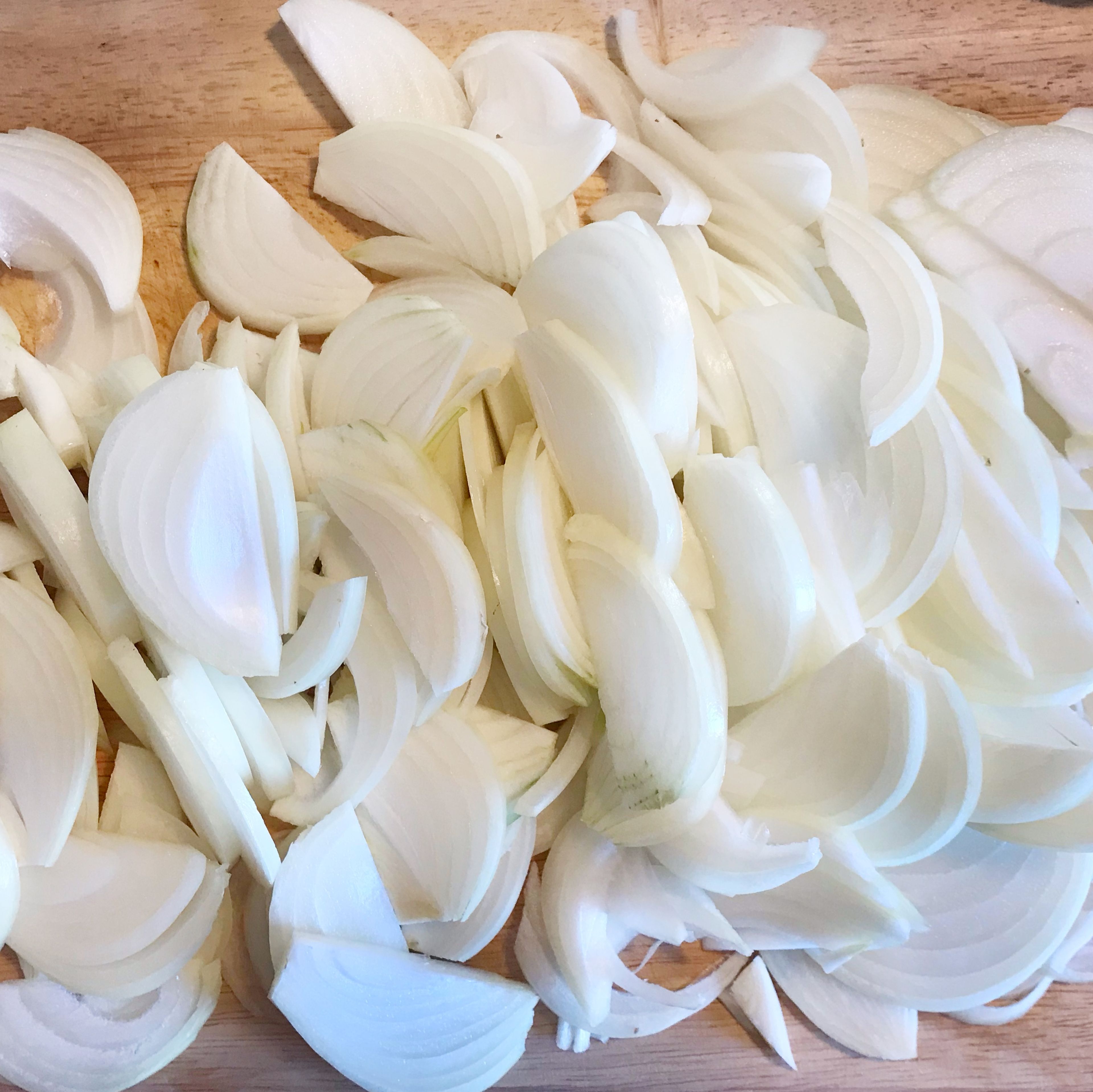 Zwiebeln in halbe Ringe schneiden