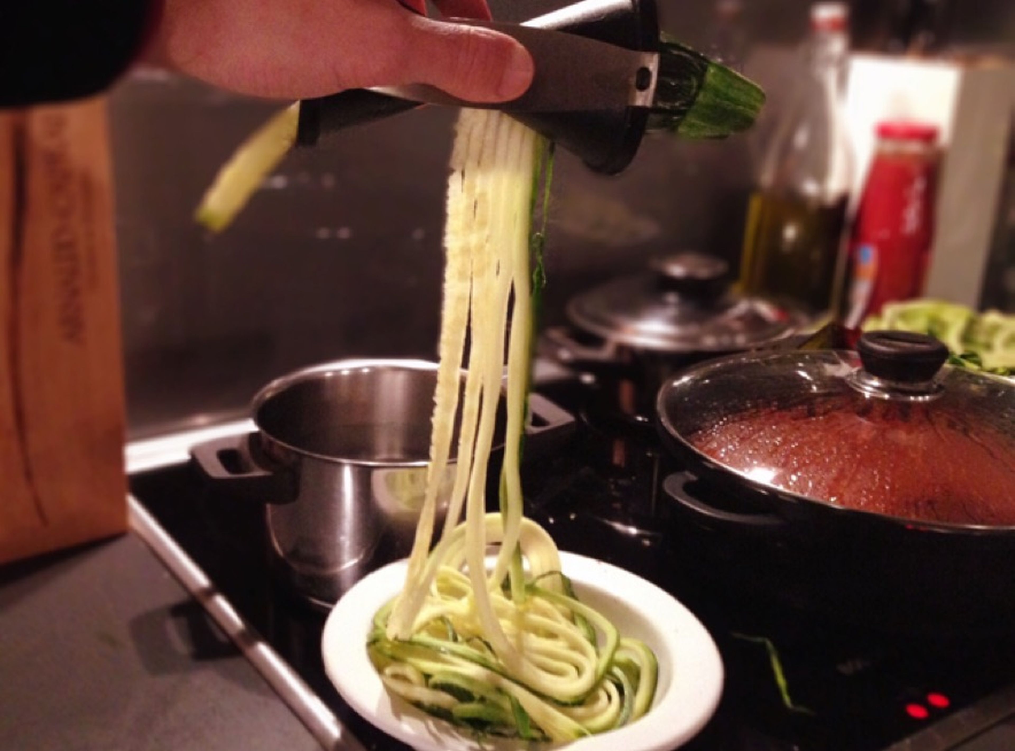 Zucchini durch einen Spiralschneider drehen. In einem Topf mit kochendem Wasser ca. 2 - 3 Min. blanchieren.