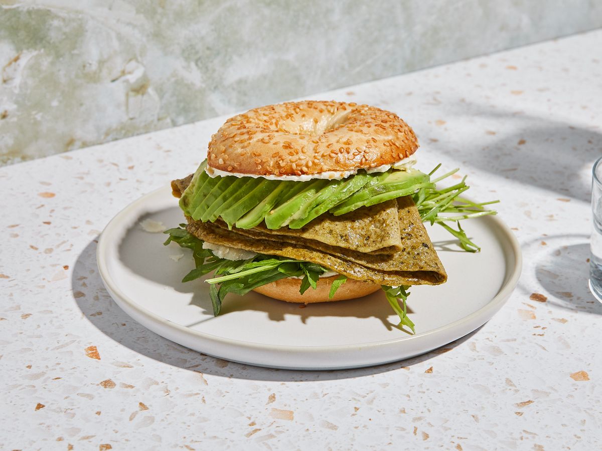 Pesto egg bagel sandwich | Recipe | Kitchen Stories
