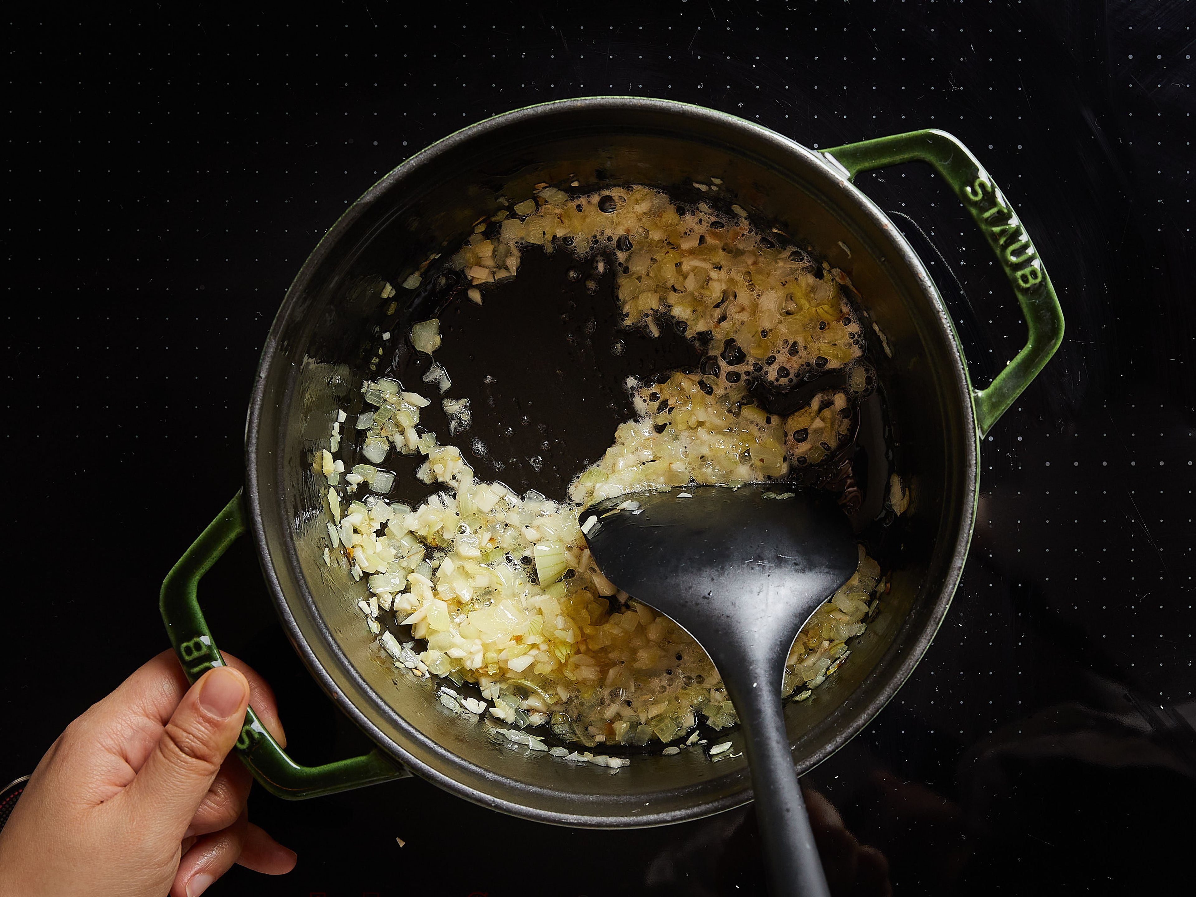 Kokosnussöl in einem Topf bei mittlerer Hitze erhitzen. Zwiebel hinzufügen und unter häufigem Rühren ca. 5 Min. braten, bis sie glasig sind. Knoblauch und Ingwer hinzugeben und kurz anbraten, bis es duftet.