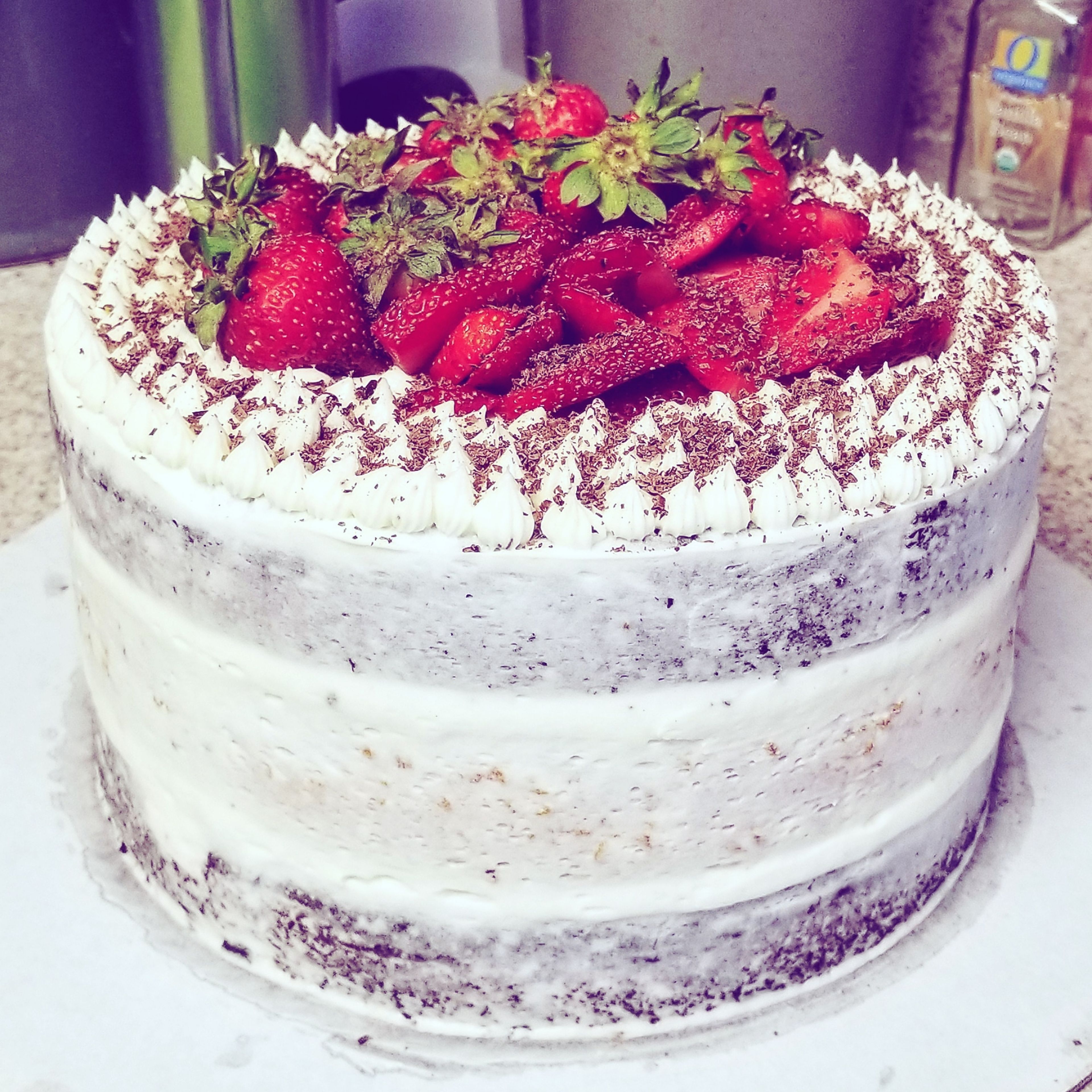 Naked Cake mit frischen Erdbeeren