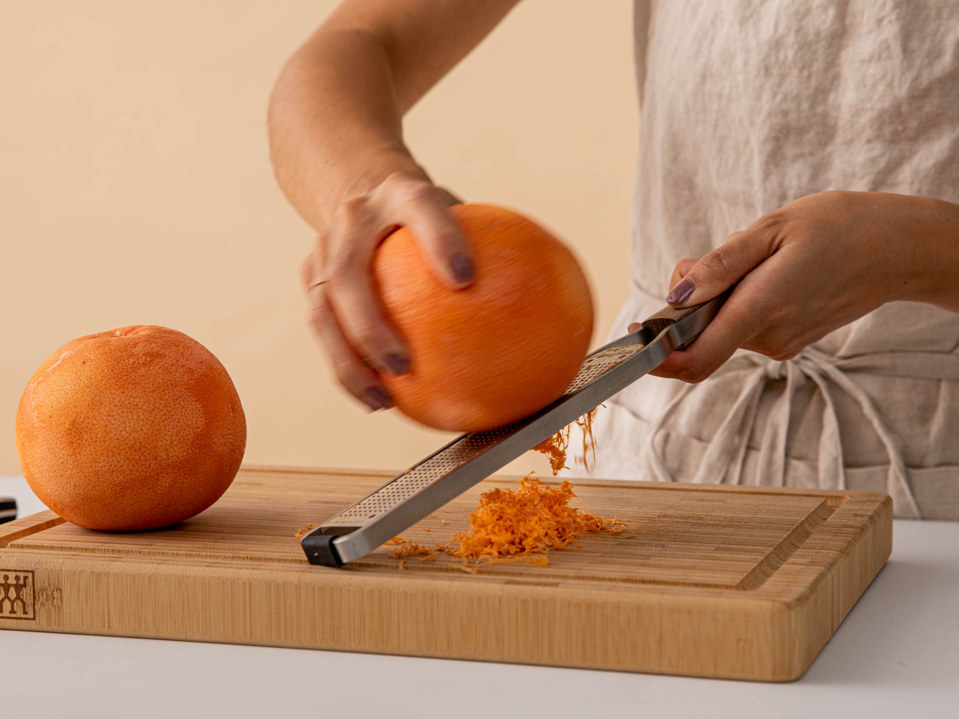 Grapefruitschale abreiben. Dann halbiere die Grapefruit und entsafte ¾ des Saftes. Hebe den Rest für später zum Servieren auf.