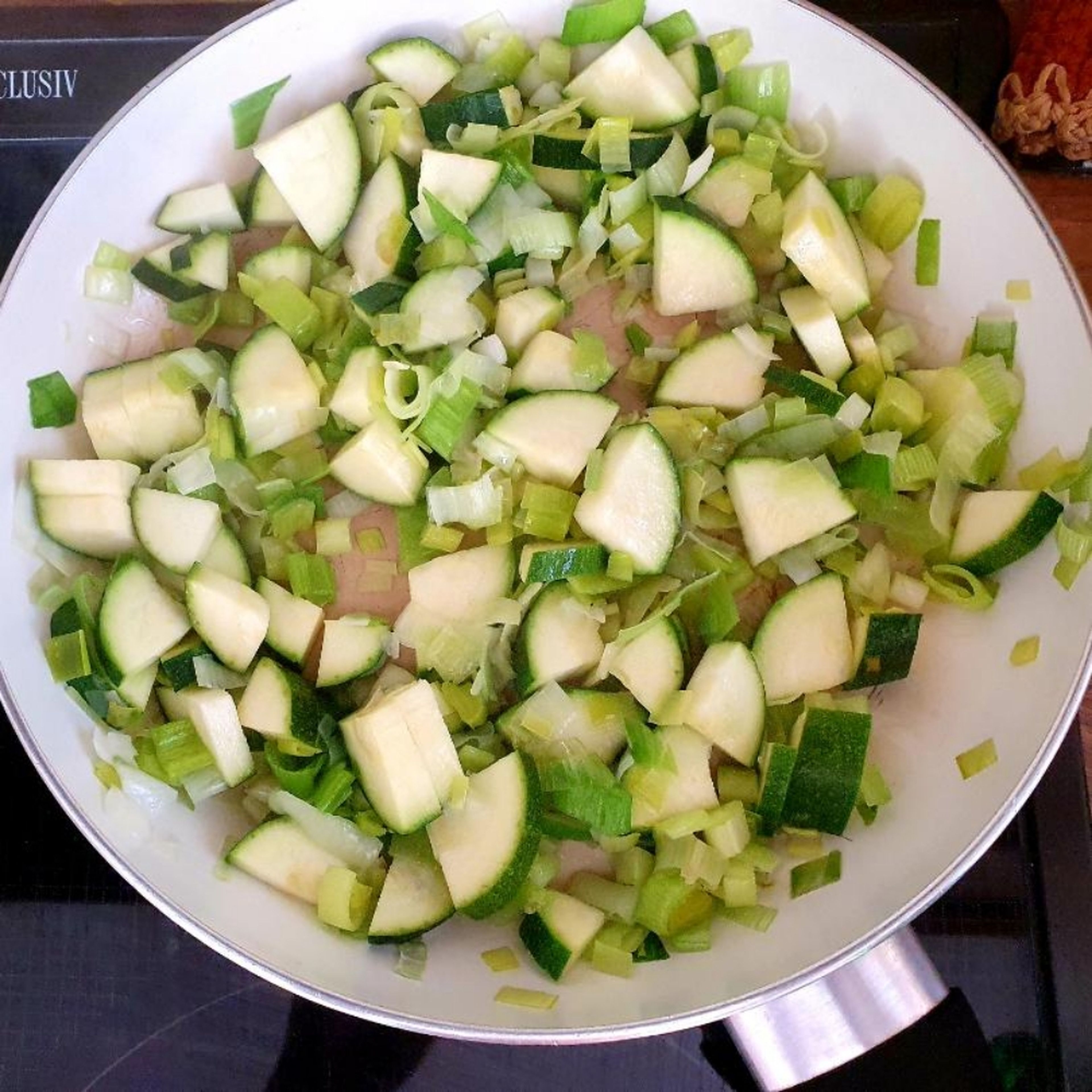 Zucchini und Lauch waschen und schneiden. In einer Pfanne Öl erhitzen und den Lauch zuerst anbraten. Dann die Zucchini dazu geben.