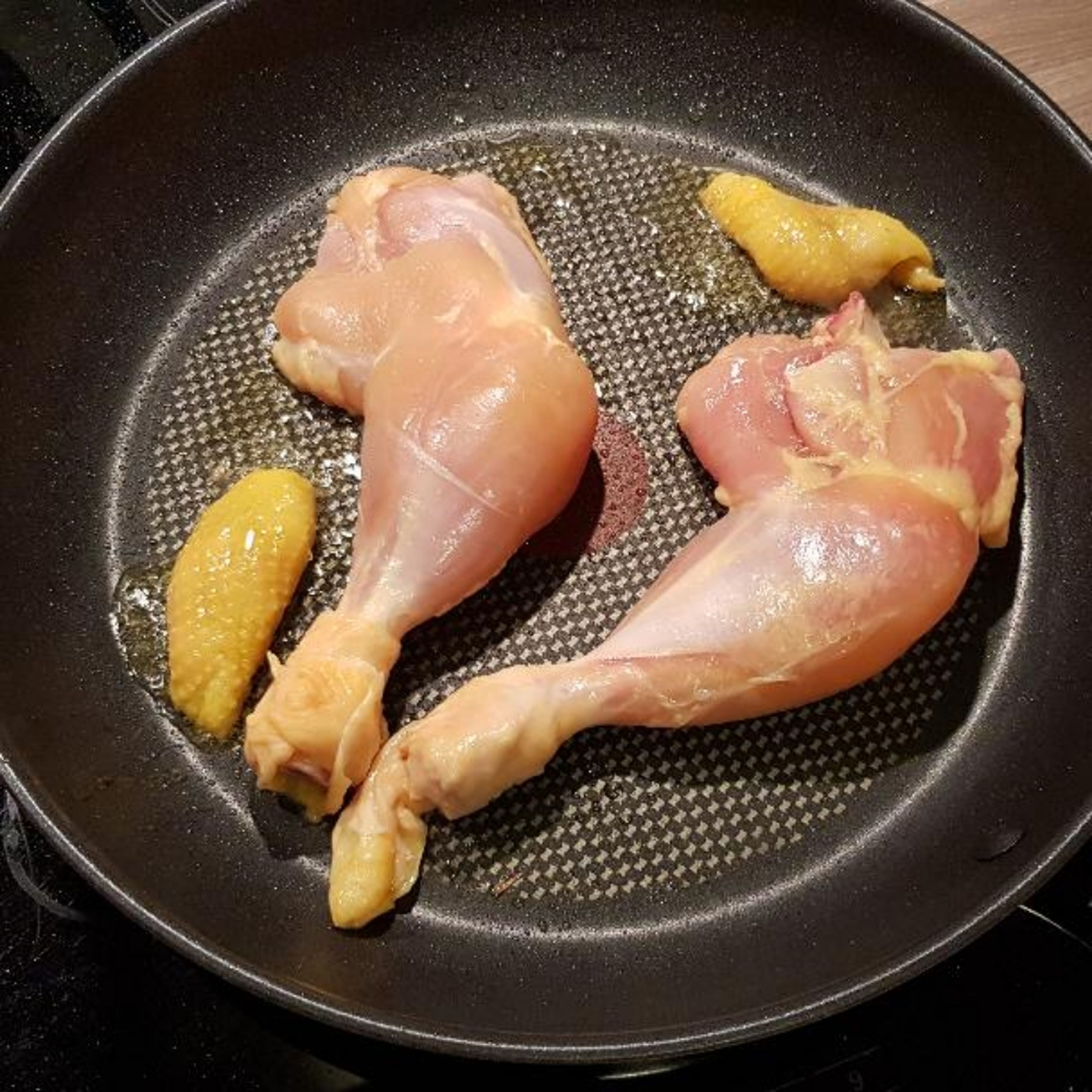 Hähnchenschenkel hinzugeben und unter Rühren leicht braun anbraten. Fischsauce hinzufügen und für 2 Minuten weiter kochen.