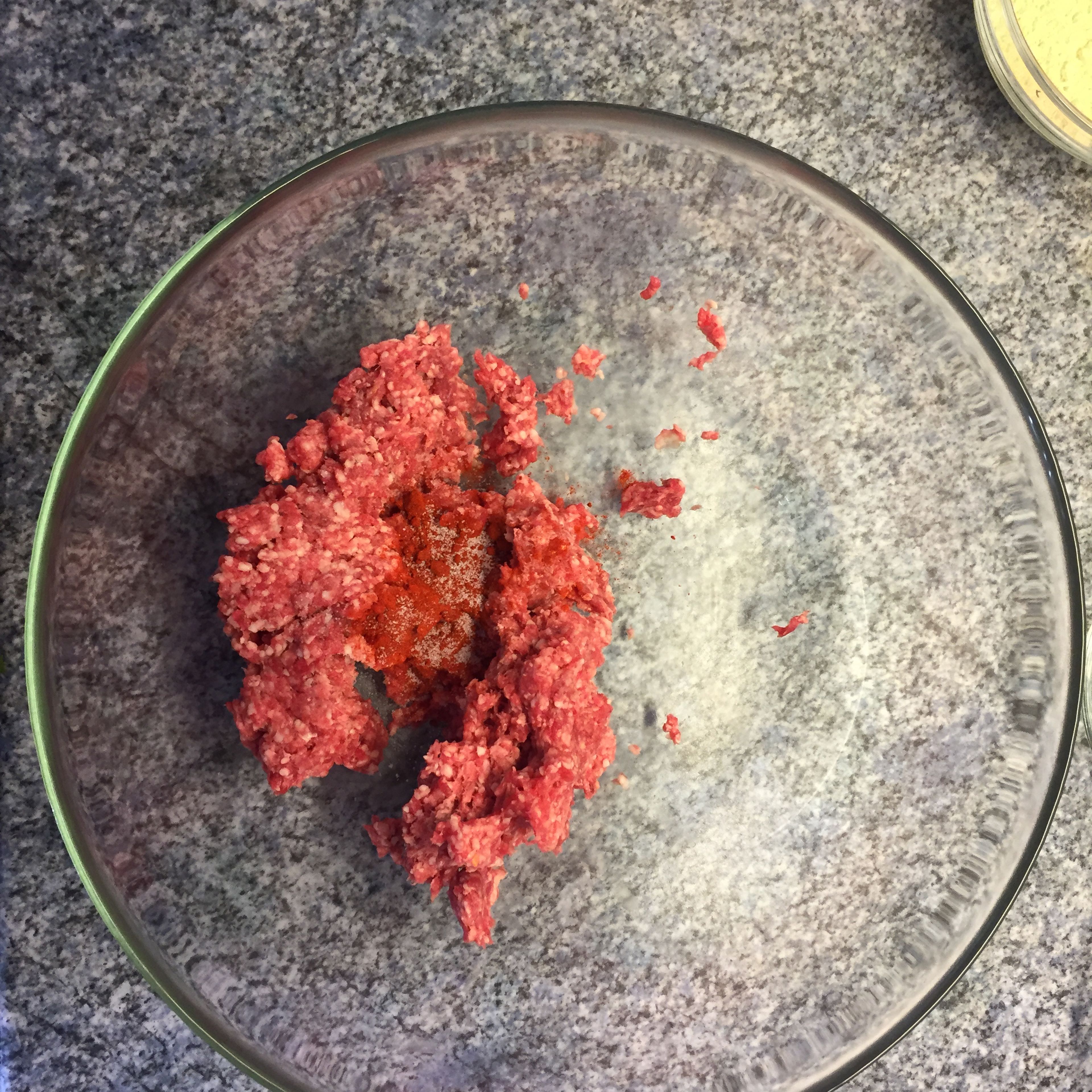 Das Lammhackfleisch mit einer Prise salz und dem Chilipulver würzen.
