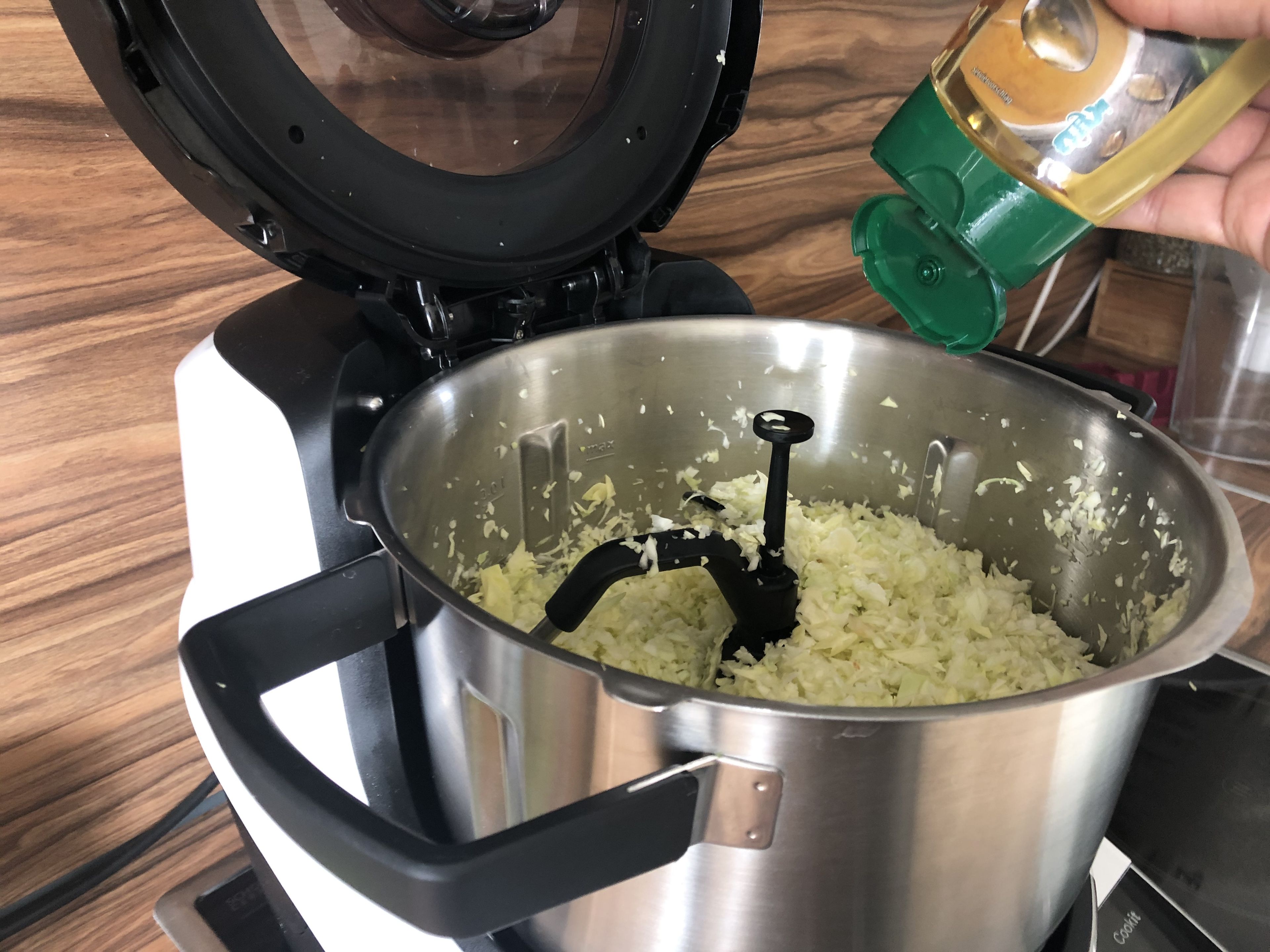 Agavendicksaft, Salz, Pfeffer, Olivenöl, Schwarzkümmel und den Saft einer Limette in den Cookit zugeben. Deckel schließen, Messbecher einsetzen und rühren (3D-Rührer | Stufe 6 | 2 Minuten).
