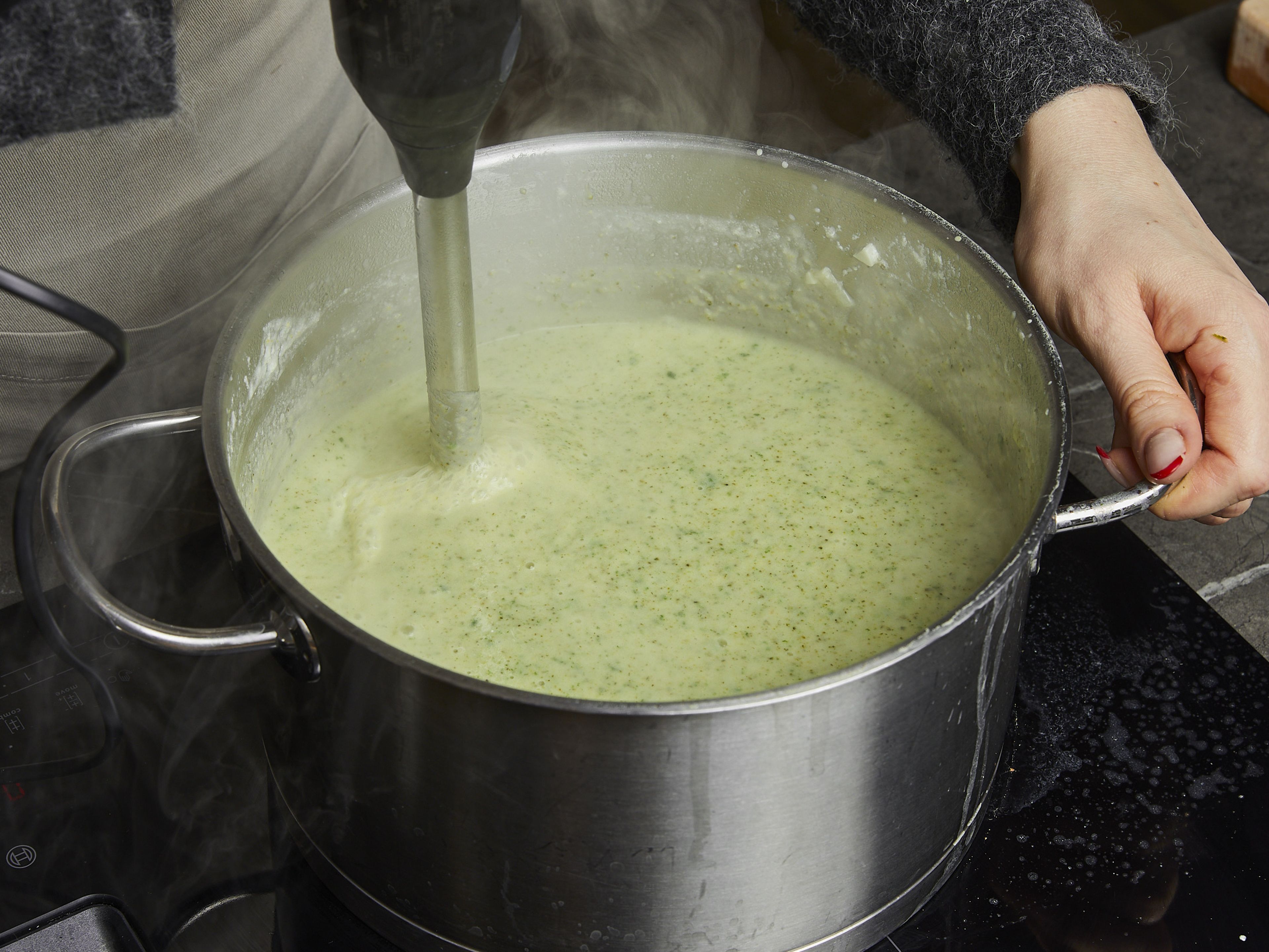 Schlagsahne und geriebenen Cheddarkäse in die Suppe geben. Umrühren, bis der Käse geschmolzen ist. Mit einem Stabmixer pürieren, bis die Suppe geschmeidig ist, und mit Zitronensaft, Salz und Pfeffer abschmecken. Die warme Brokkolisuppe mit Knoblauch-Crôutons, gegrilltem Brokkoli und Cheddar bestreut servieren.
