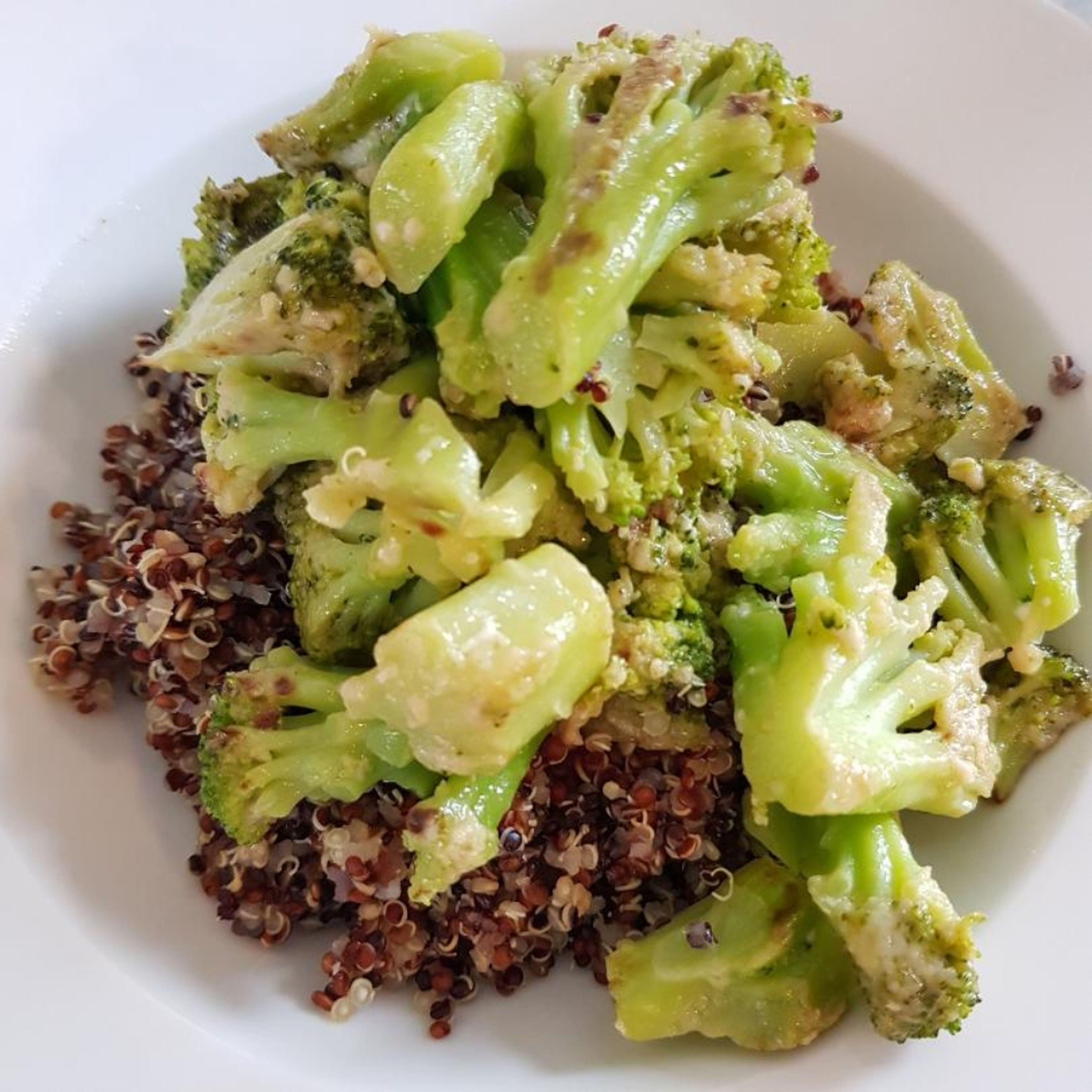Den Joghurt/Skyr unter den Quinoa mischen und auf Teller verteilen. Abschließend den Brokkoli verteilen.