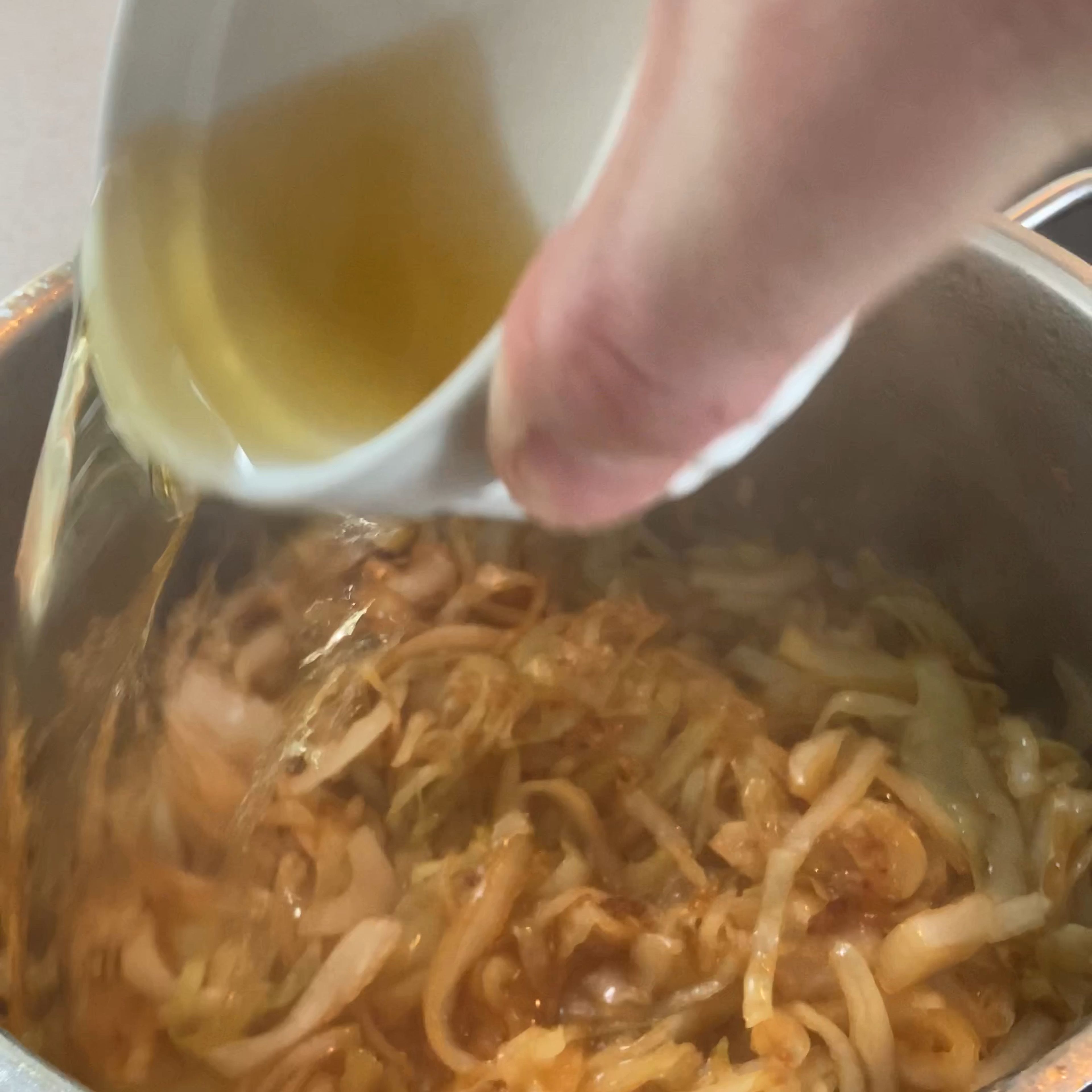 Add the remaining cabbage in the pot, brown briefly, deglaze with cider apple vinegar and fill up with water until everything is covered.