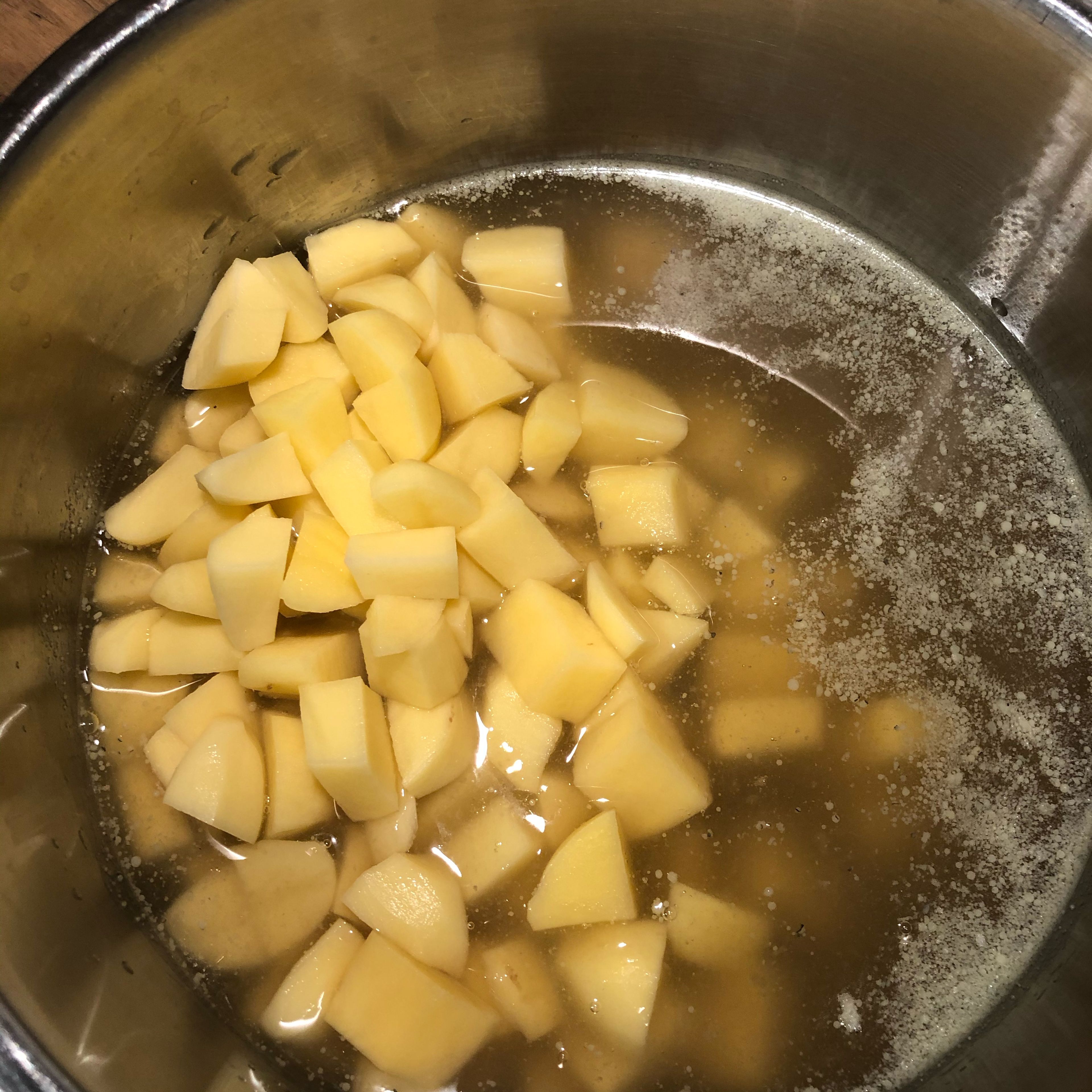 Kartoffel im Liter Gemüsebrühe (am besten frische, ansonsten geht auch Gemüsefond) geben und zum kochen bringen. 5 Minuten kochen lassen