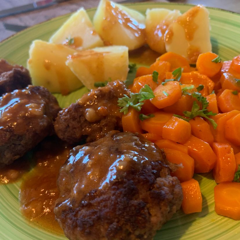 Beefsteaks mit Kartoffeln und Karotten