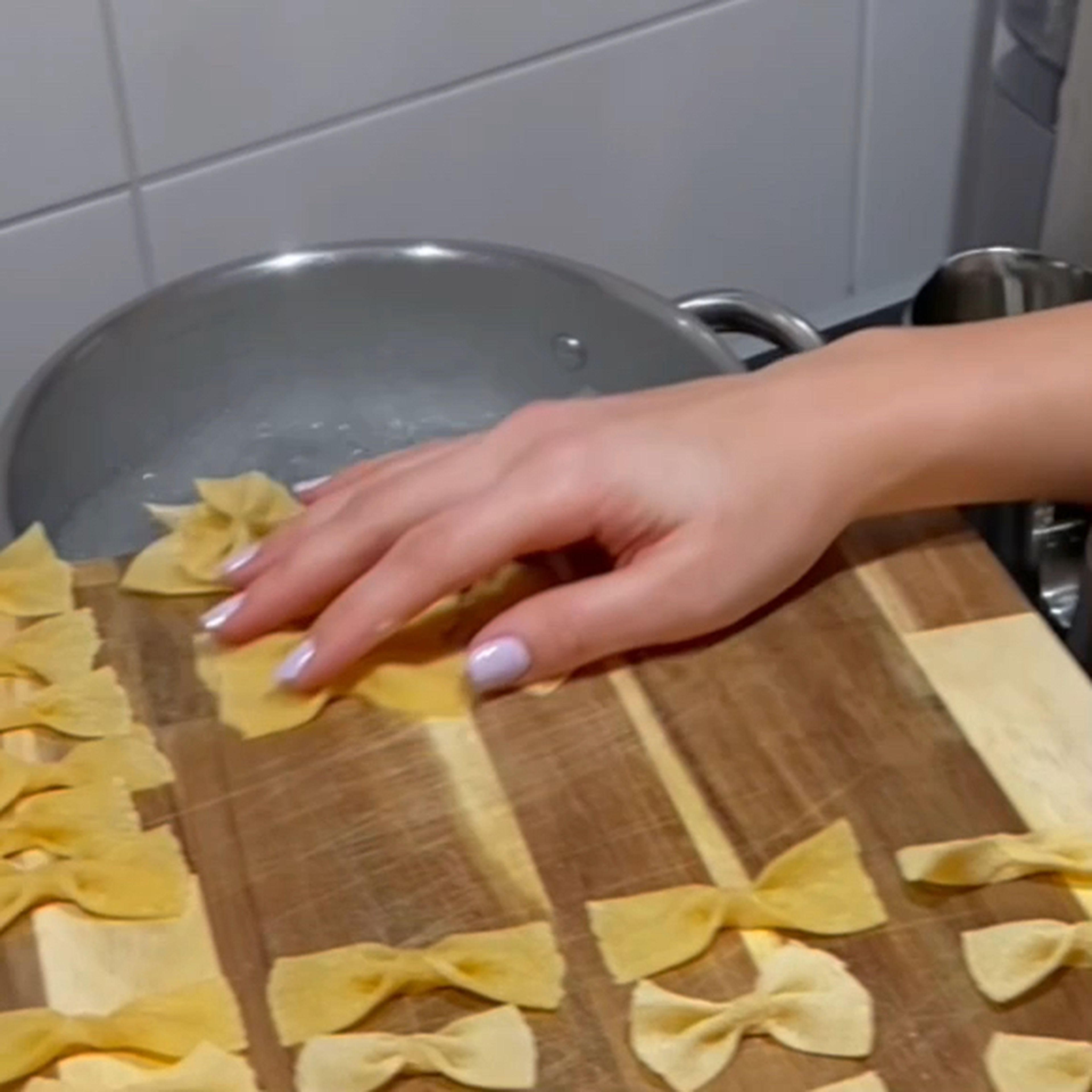 Boil the pasta for 1 minute in cooking water with a pinch of salt. And a tbsp of olive oil. 