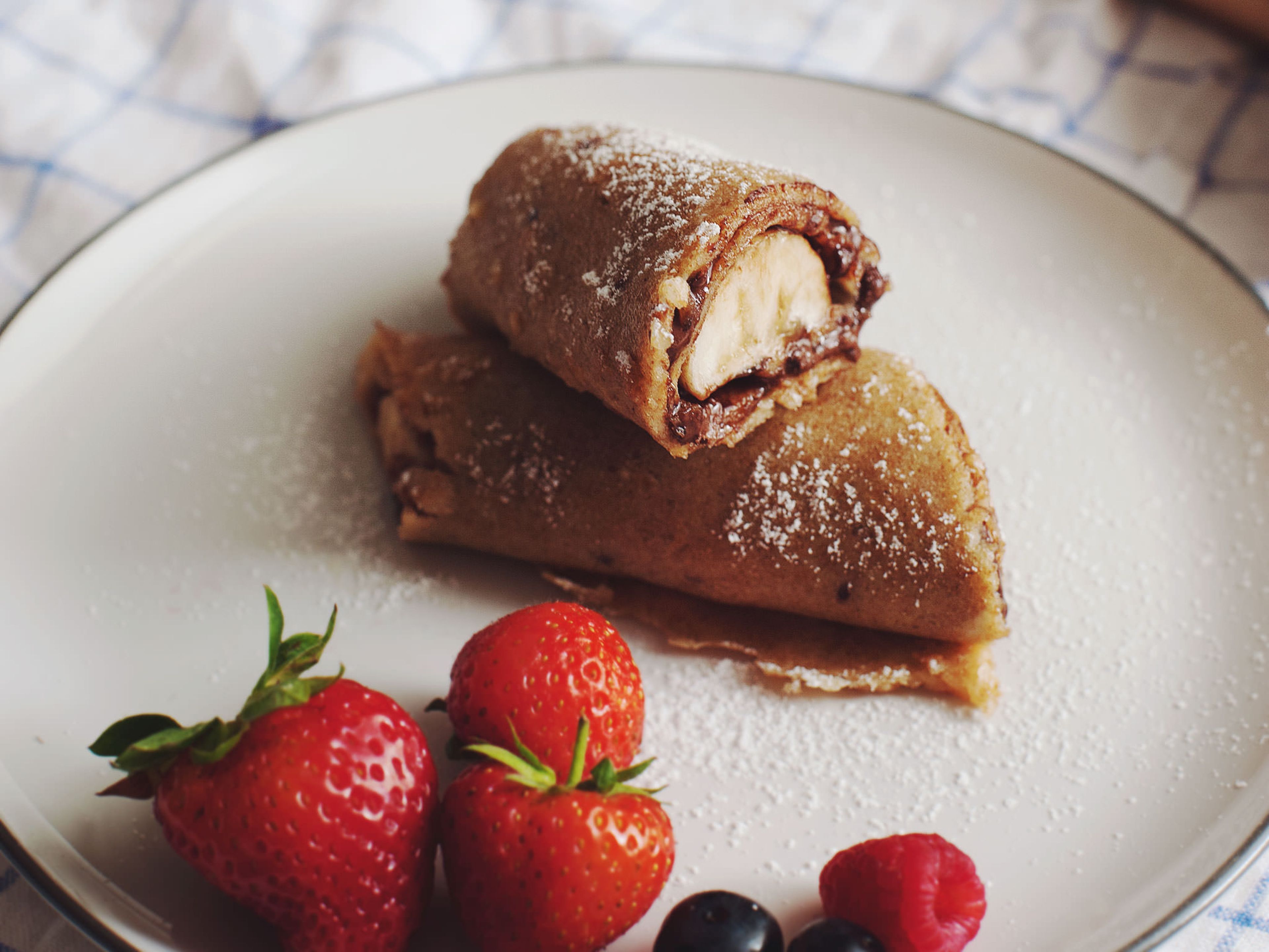 Gefüllter Vollkornpfannkuchen mit Banane und Schokolade