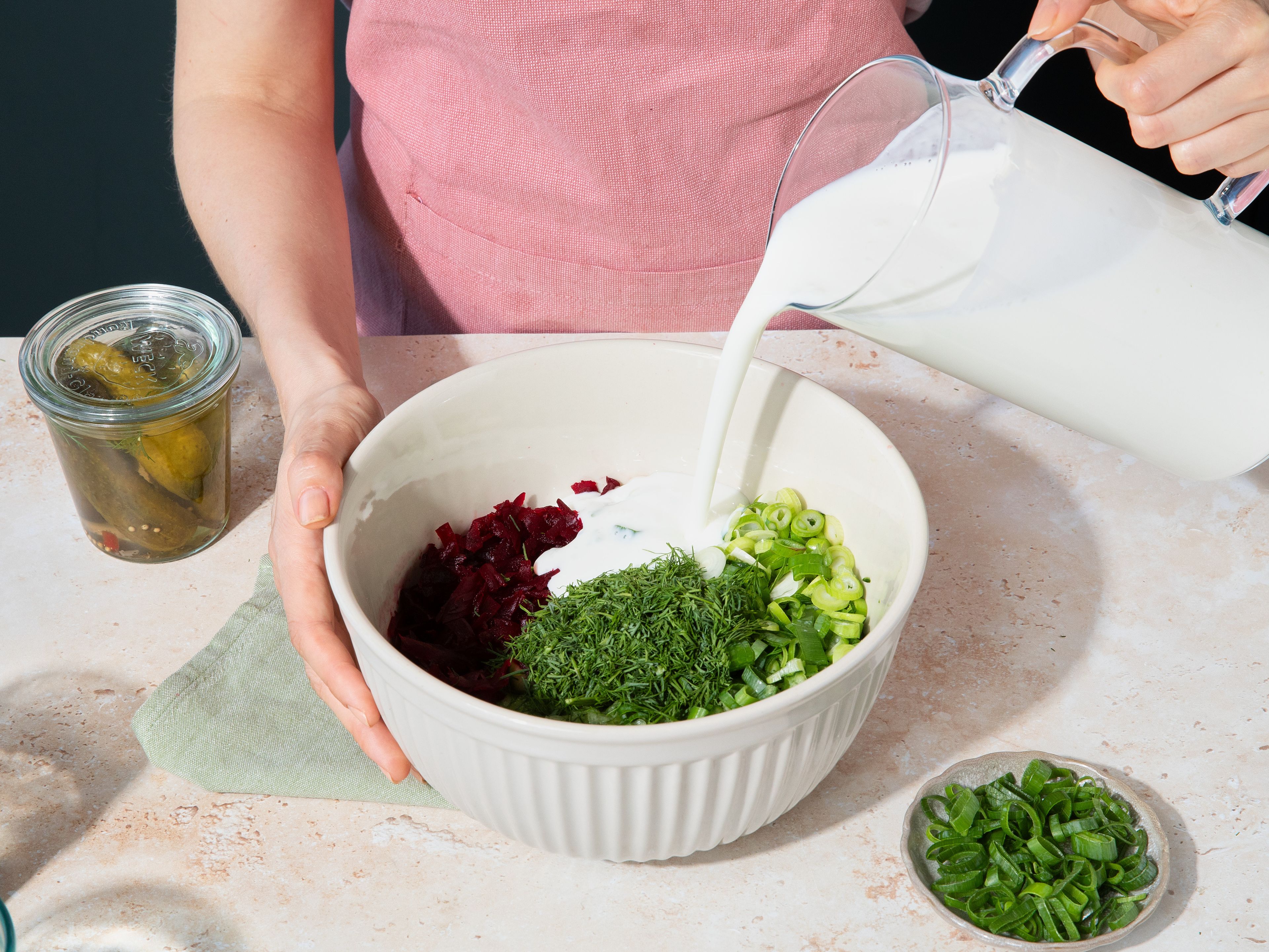 Den Kefir und das Gurkenwasser hinzugeben und alles gut verrühren. Mit Salz und Pfeffer abschmecken. Die Suppe sollte frisch, leicht säuerlich und intensiv pink sein. Anschließend mindestens ca. 30 Min. im Kühlschrank ziehen lassen.