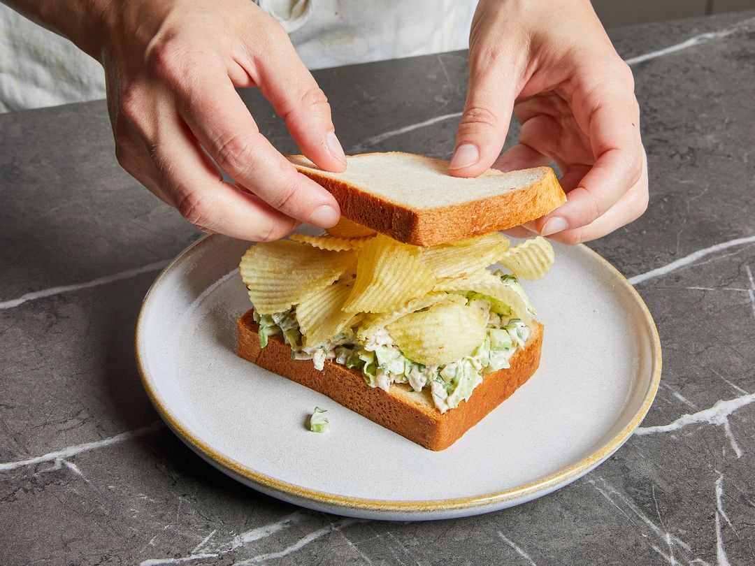 Hähnchensalat-Sandwich mit Kartoffelchips | Rezept | Kitchen Stories