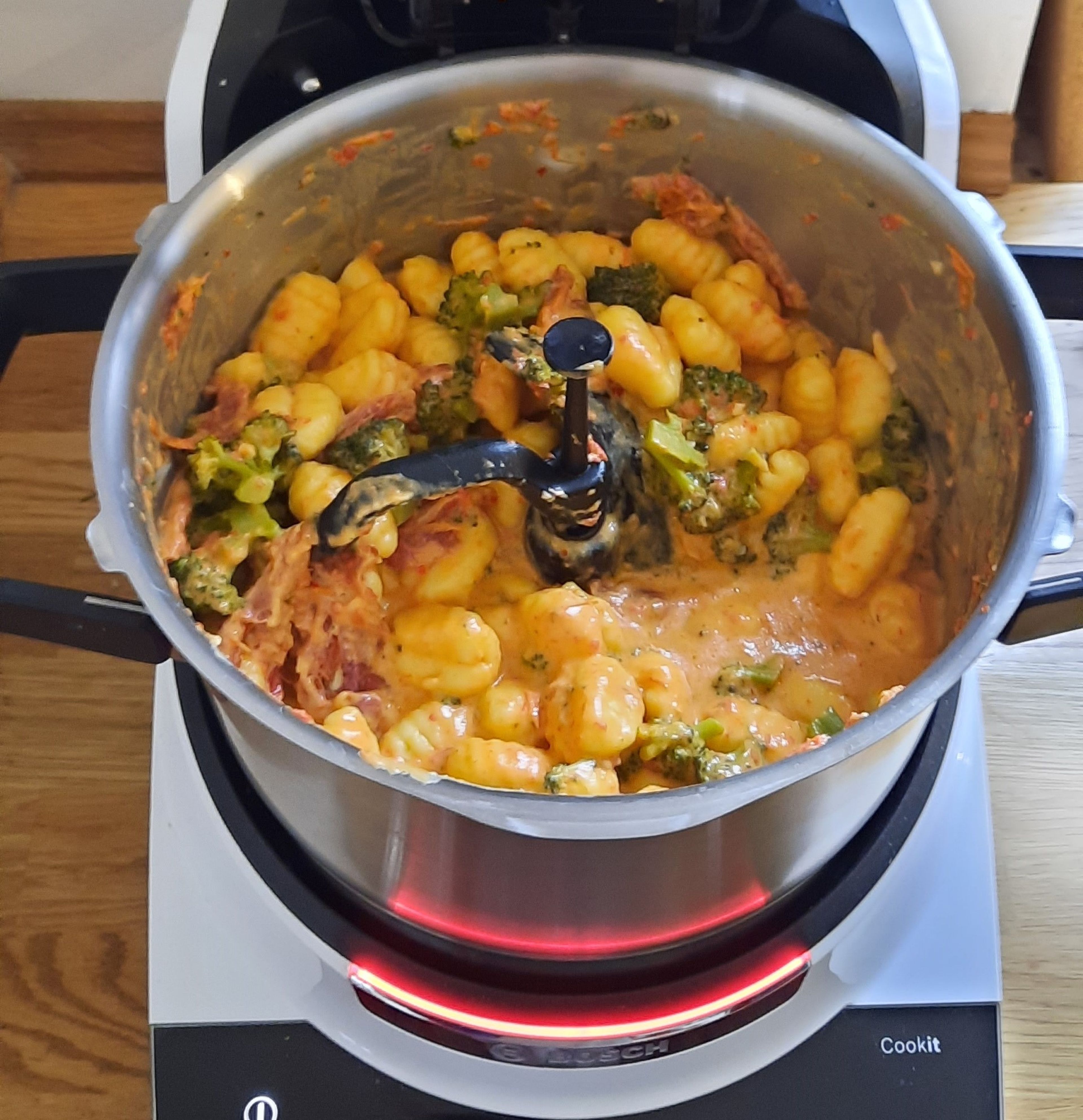 Die Gnocchi, den Frischkäse und Ajvar dazugeben und weiter bei geschlossenem Deckel, ohne Messbecher, köcheln lassen (3D-Rührer | Stufe 3 | 90°C | 10 Minuten).