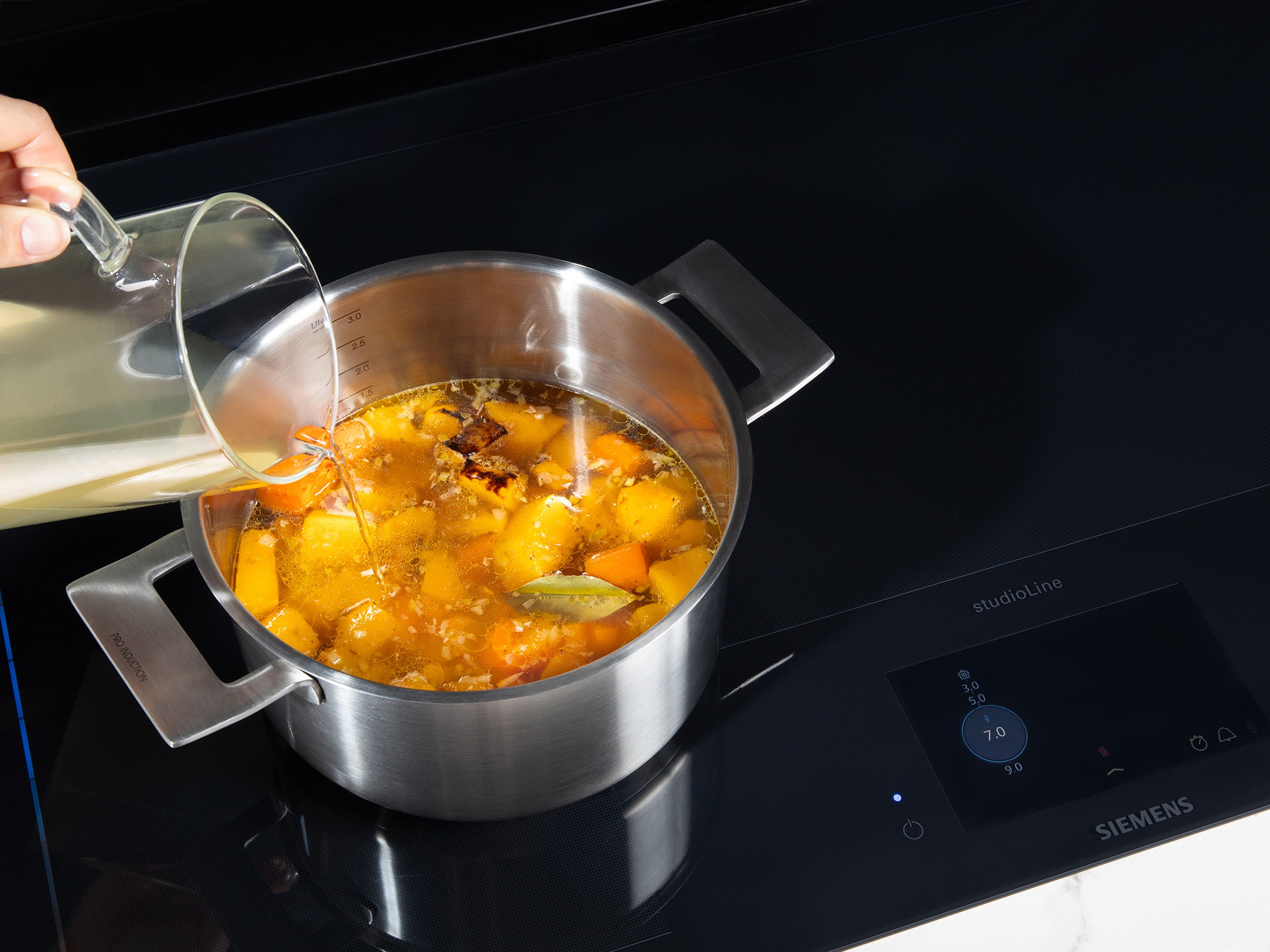 Heat olive oil in a large pot on medium heat and fry the onion for approx. 10 min. until starting to brown. Add garlic, bay leaves, and spices and fry for another minute. Then add the squash, carrots, and vegetable stock, and simmer for approx. 15 min.