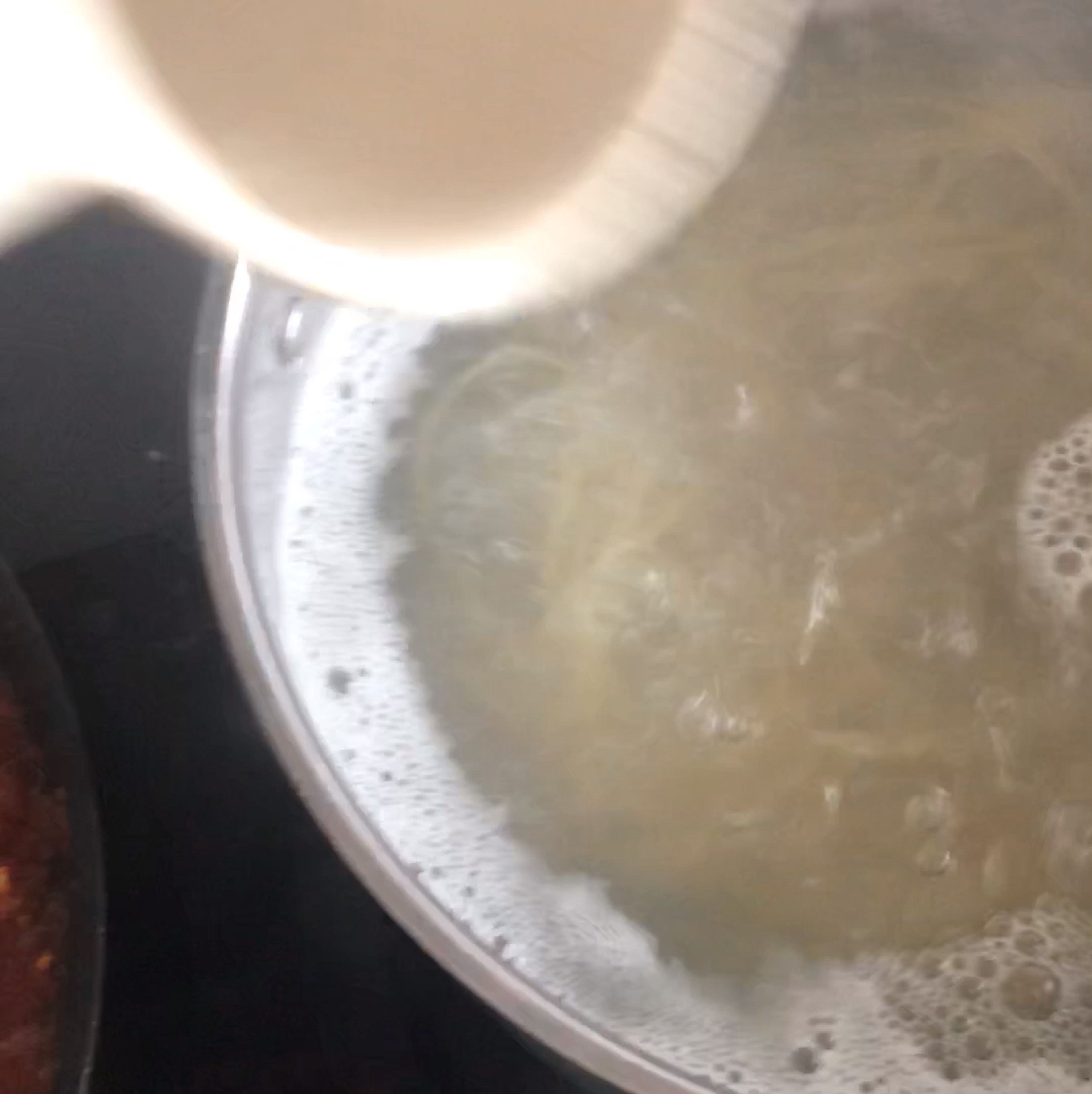 Die Soße leicht köcheln lassen, während die Linguine nach Packungsanleitung zubereitet werden, aber 1 Min. vor der angegebenen Kochzeit abgießen, damit sie wirklich al dente sind. Vor dem Abgießen etwas Kochwasser abschöpfen und für die Soße beiseitestellen.