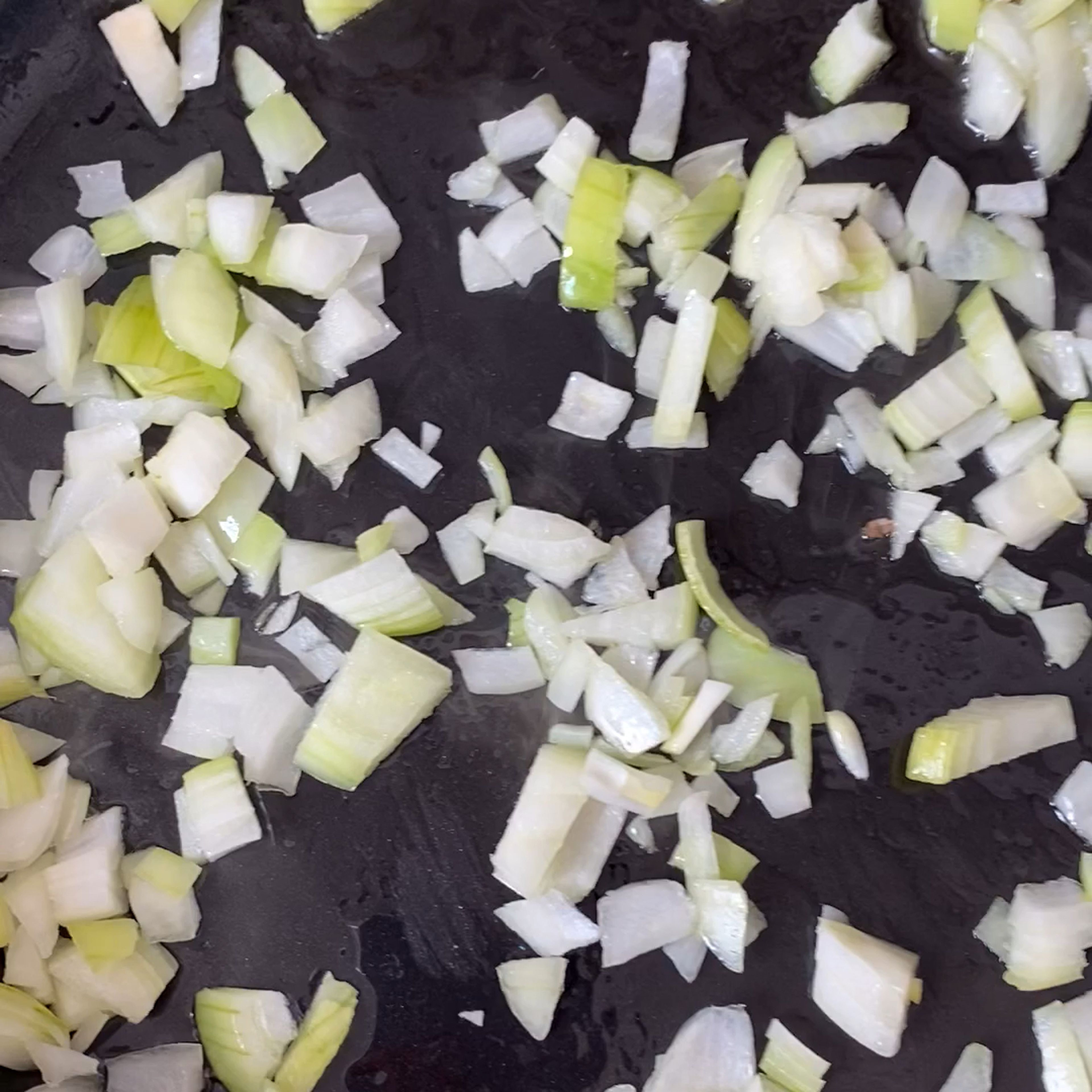 Zwiebel klein schneiden und im Olivenöl glasig braten lassen.