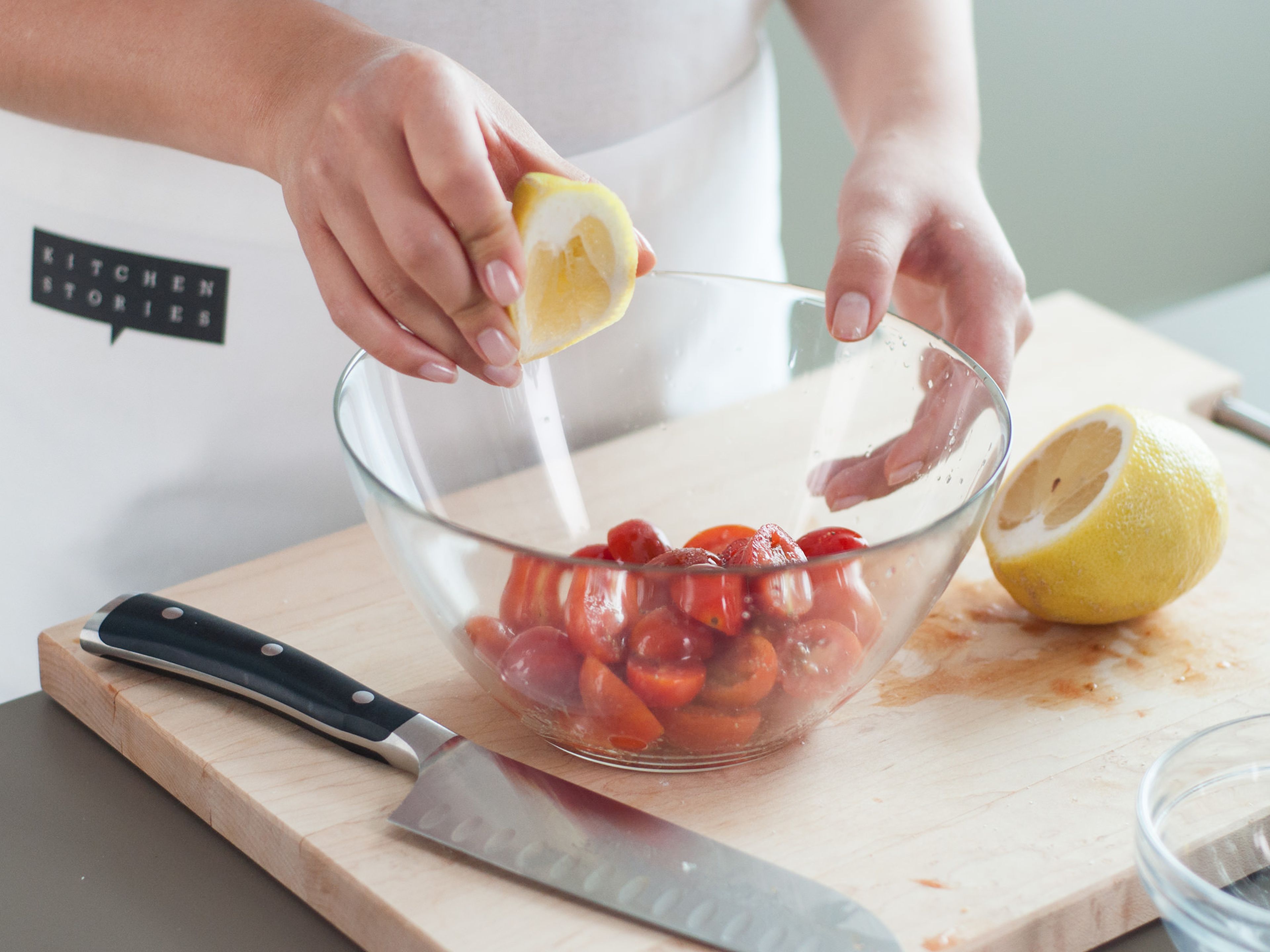 In einer großen Schüssel Tomaten mit unserer DRESSING UP GEWÜRZMISCHUNG (falls verwendet), Olivenöl, Zitronensaft, Salz und Pfeffer vermengen.