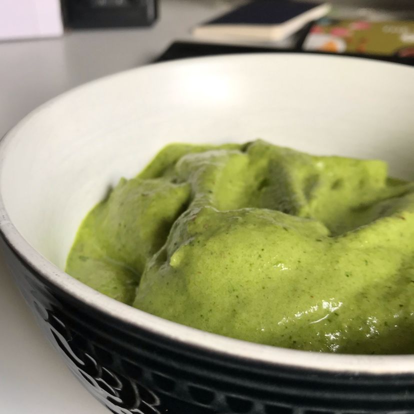 Cremige Spinat-Blumenkohl-Smoothiebowl