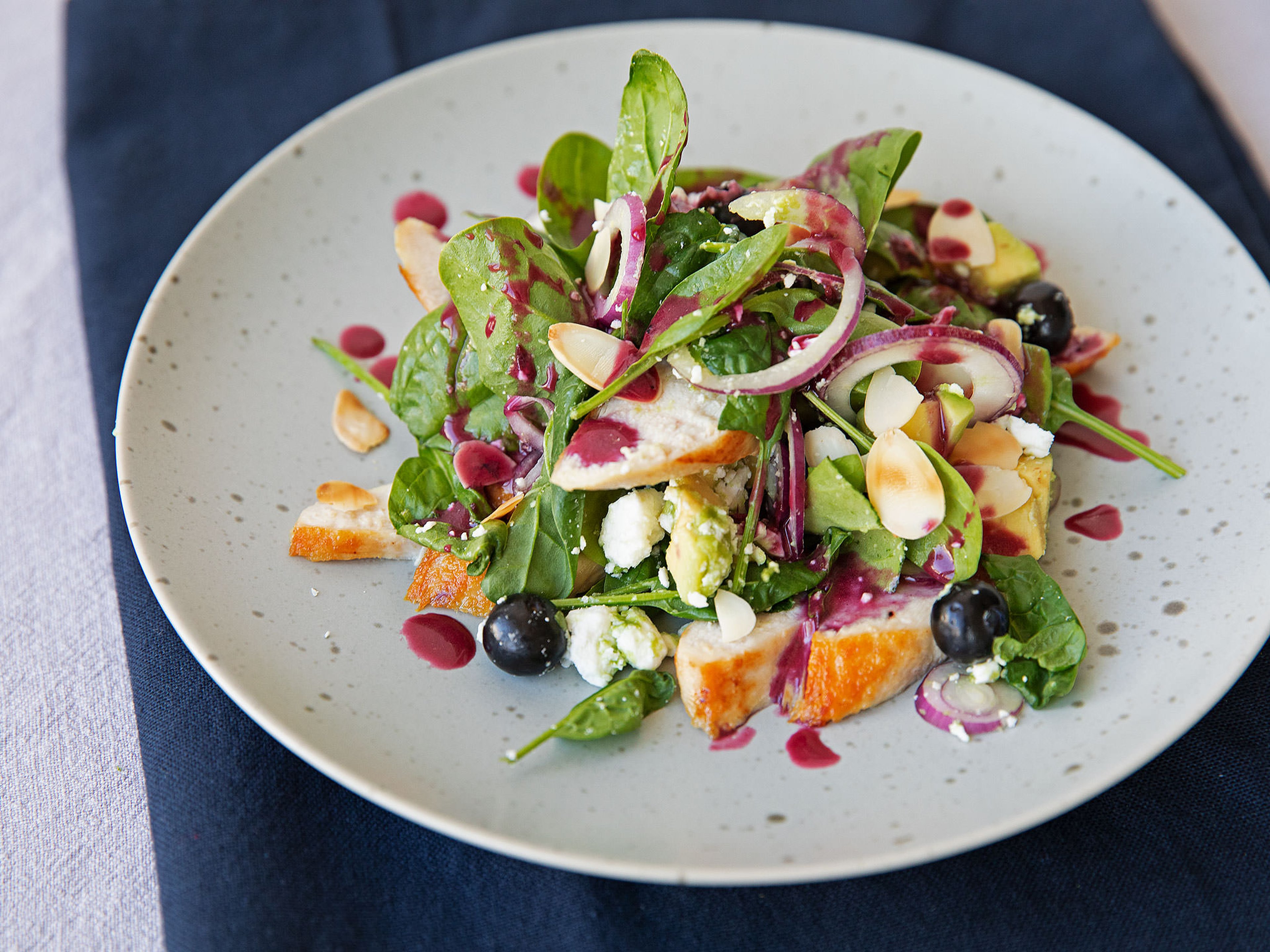 Avocado-Hähnchen-Salat mit Blaubeer-Vinaigrette