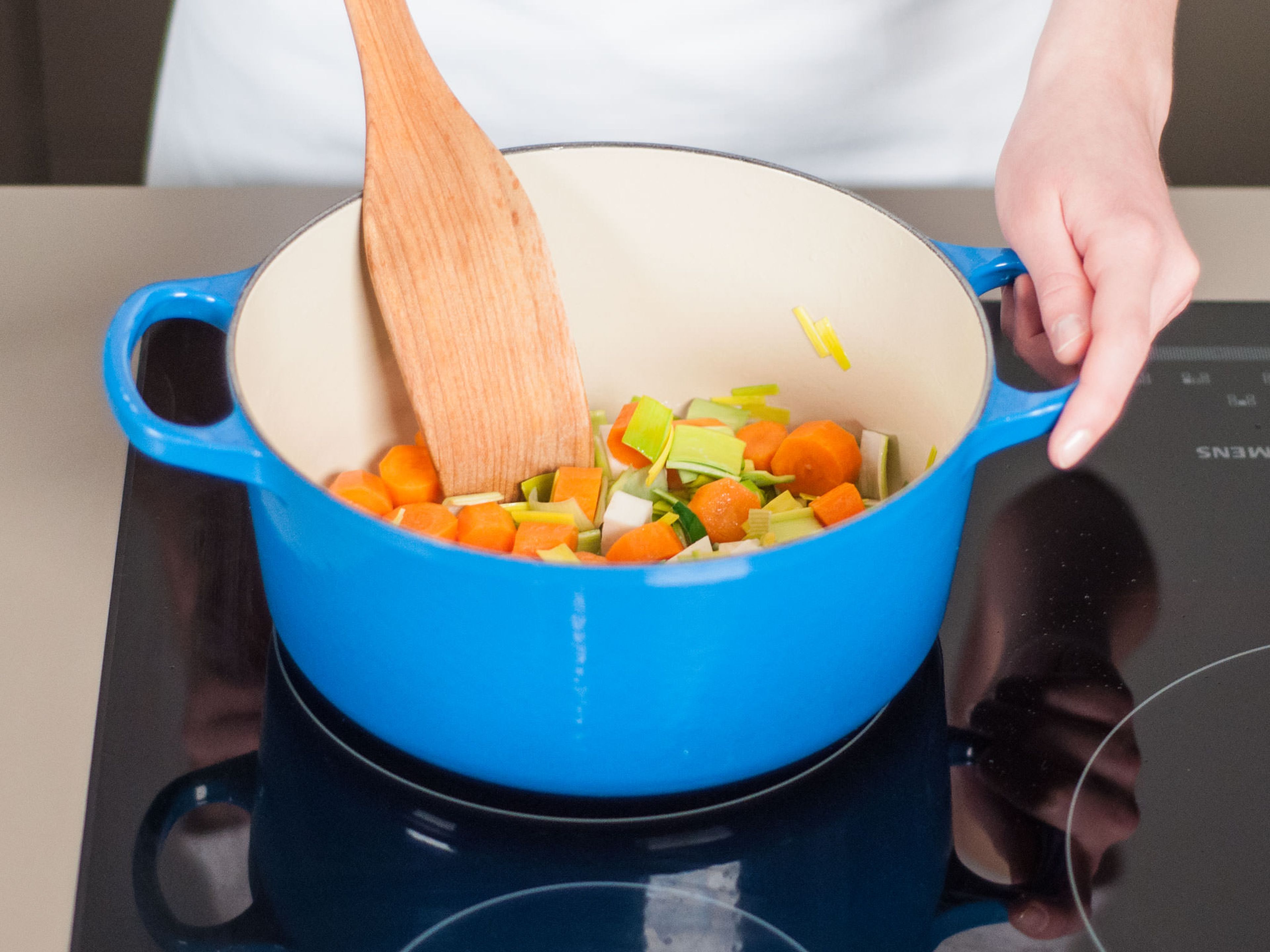 Backofen auf 180°C vorheizen. Für eine Gemüsebrühe etwas Pflanzenöl in einem großen Topf erhitzen. Lauch, Karotte, Sellerie und Petersilie hinzugeben und ca. 8 – 10 Min. andünsten bis das Gemüse weich ist.