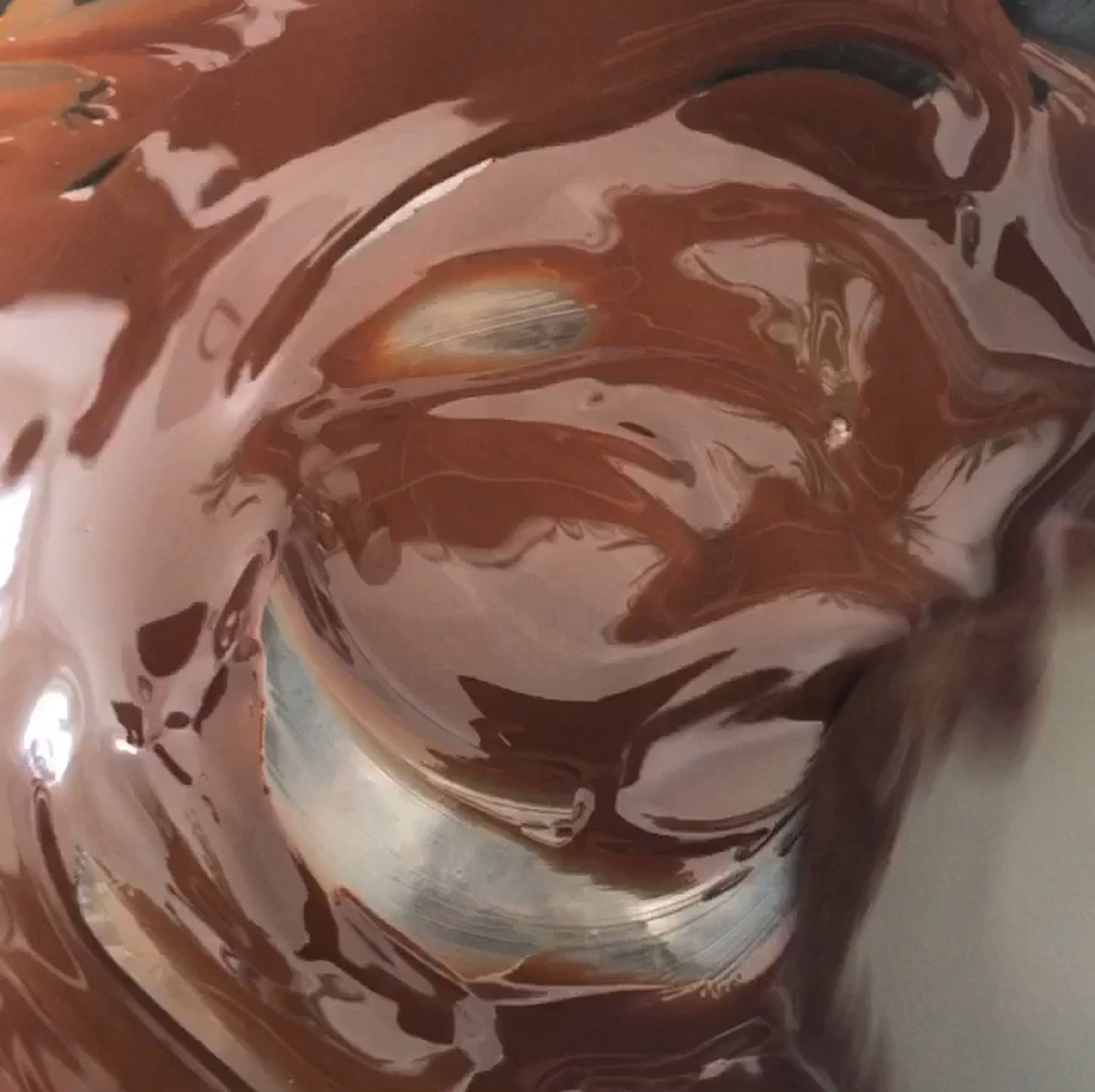 Schokolade in einer hitzebeständigen Schüssel über einem Topf mit köchelndem Wasser schmelzen lassen. Alternativ die Schokolade in der Mikrowelle schmelzen lassen.