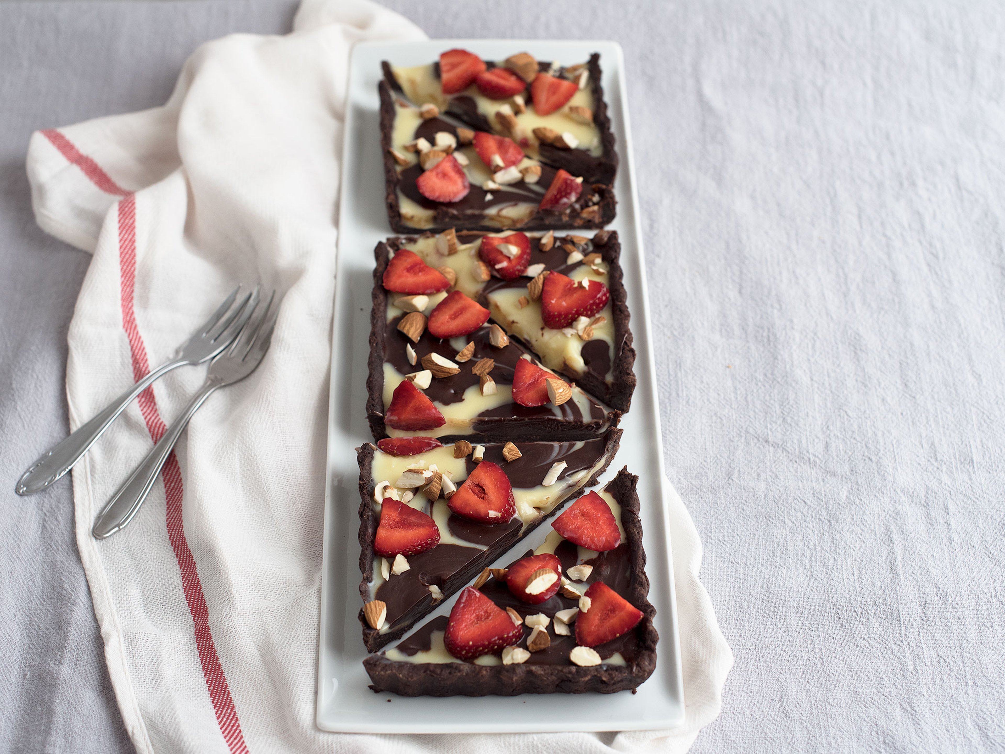 Strawberry-chocolate tart