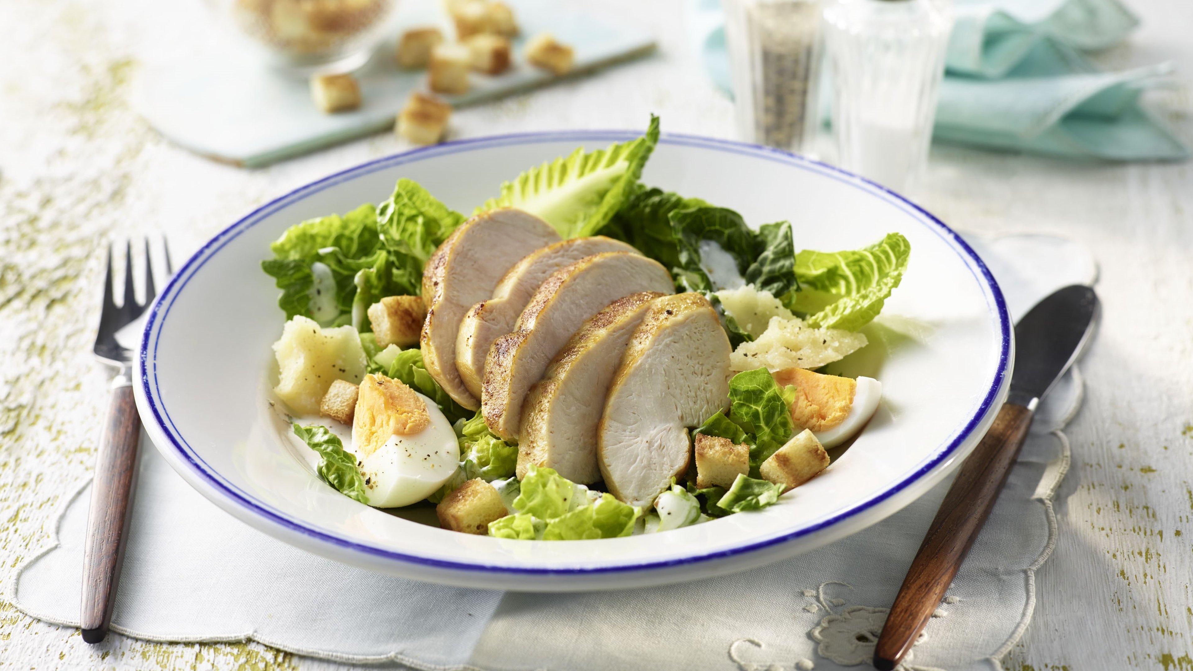 Caesar Salat mit Hähnchenbrust  und Croûtons