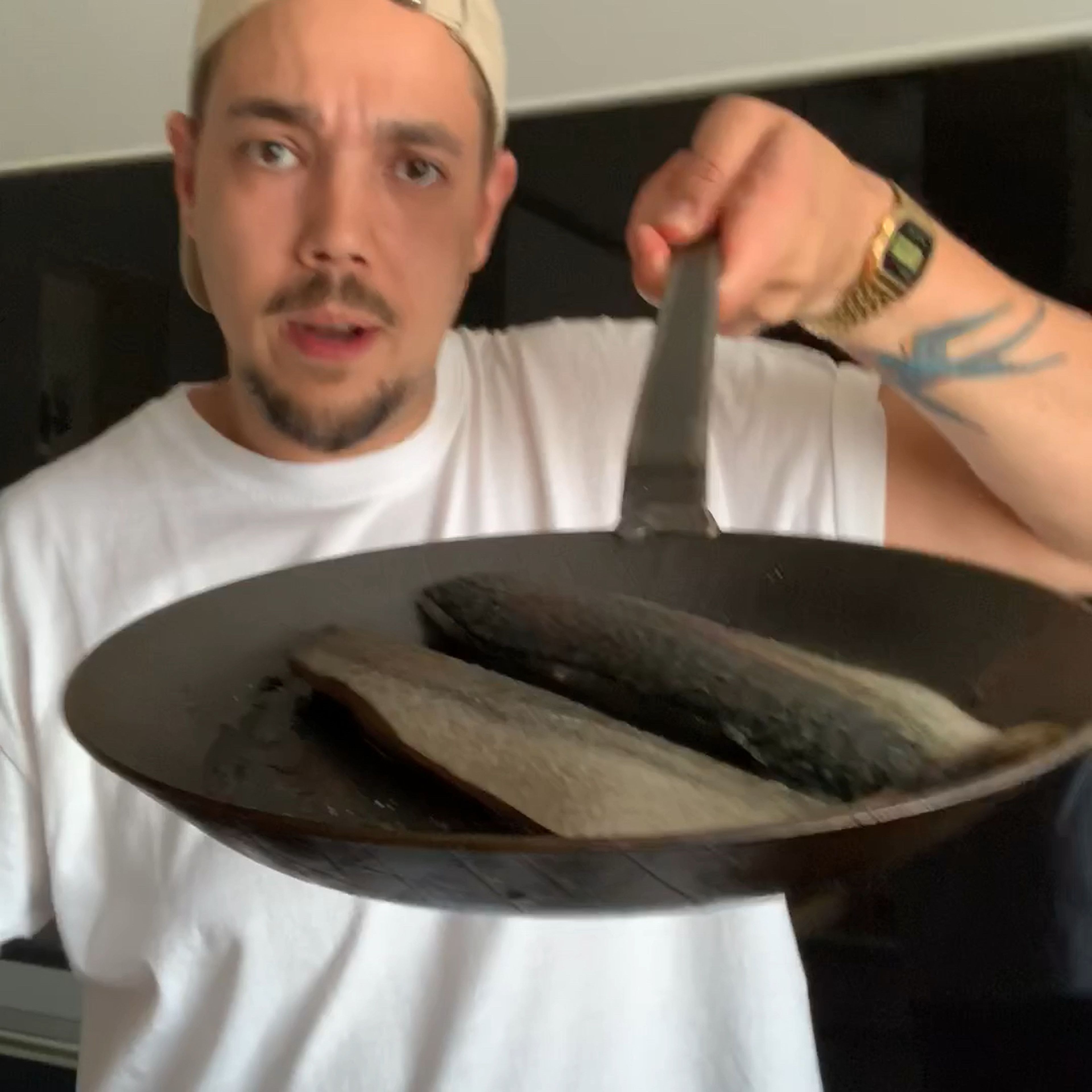 Die Fischfilets mit etwas Öl einreiben und salzen.Danach auf einer Pfanne in den Ofen schieben. Den Ofen auf Grillfunktion stellen und die Makrele 5 Minuten grillen.