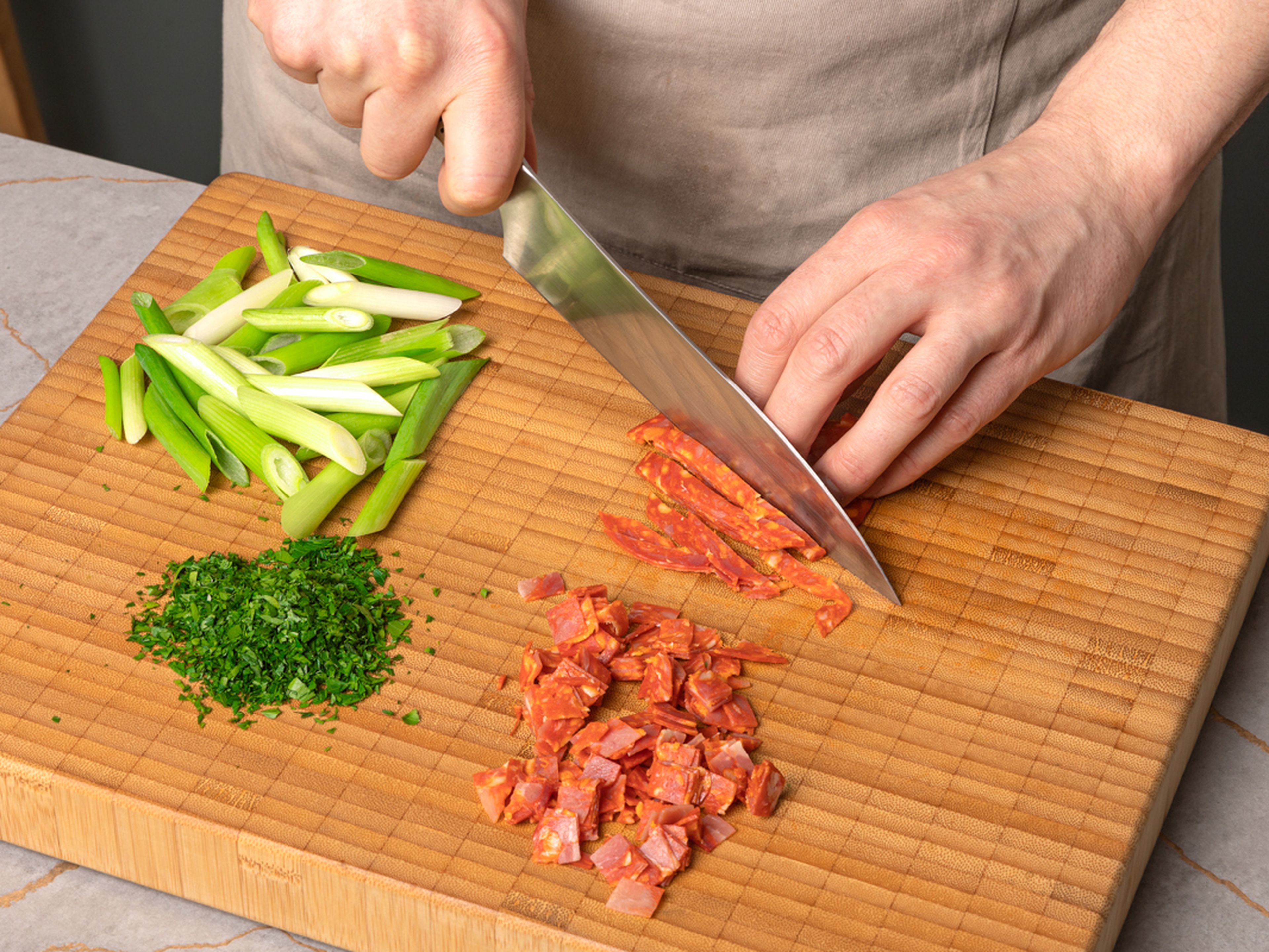 Cut chorizo into small cubes. Cut green onions diagonally into approx. 3 cm / 1 in. long sticks. Finely chop the parsley.