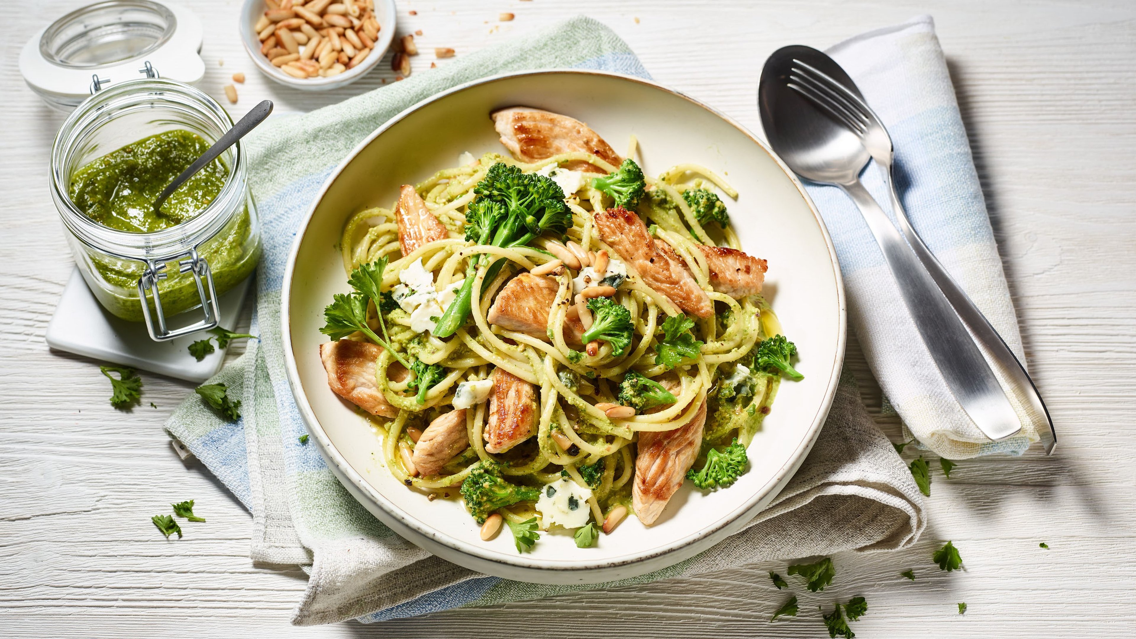 Putenbruststeifen mit Brokkoli-Pesto und Spaghetti