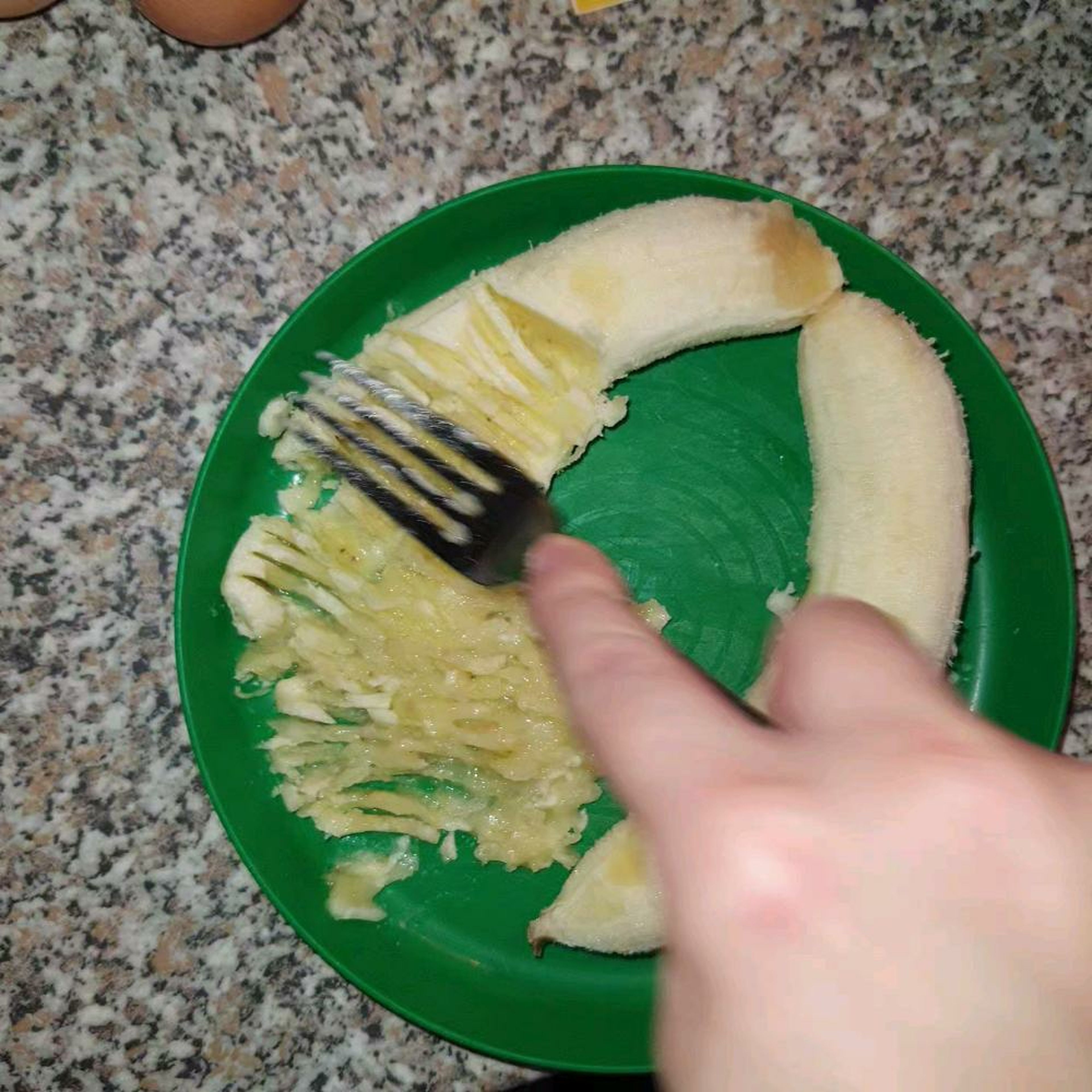 Als erstes die Reifen Bananen zerdrücken. Zur Seite stellen. Die Eier verquirlen und danach Zucker zufügen und 1 Minute mixen mit Handrührgerät.