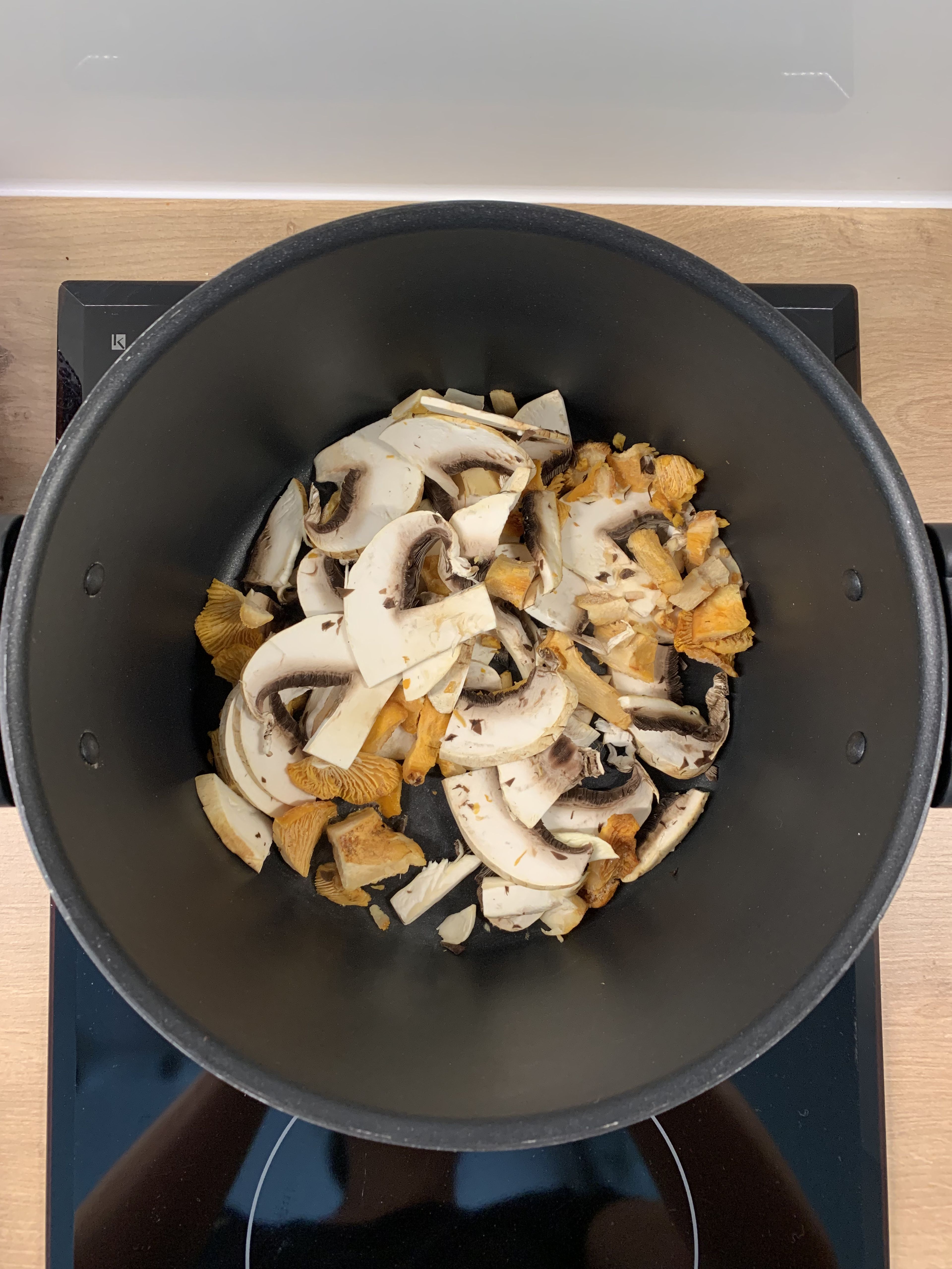 Cut the fresh mushrooms into slices and brown them. Douse them with the lemon juice. If you use dried mushrooms, some them in hot water. 