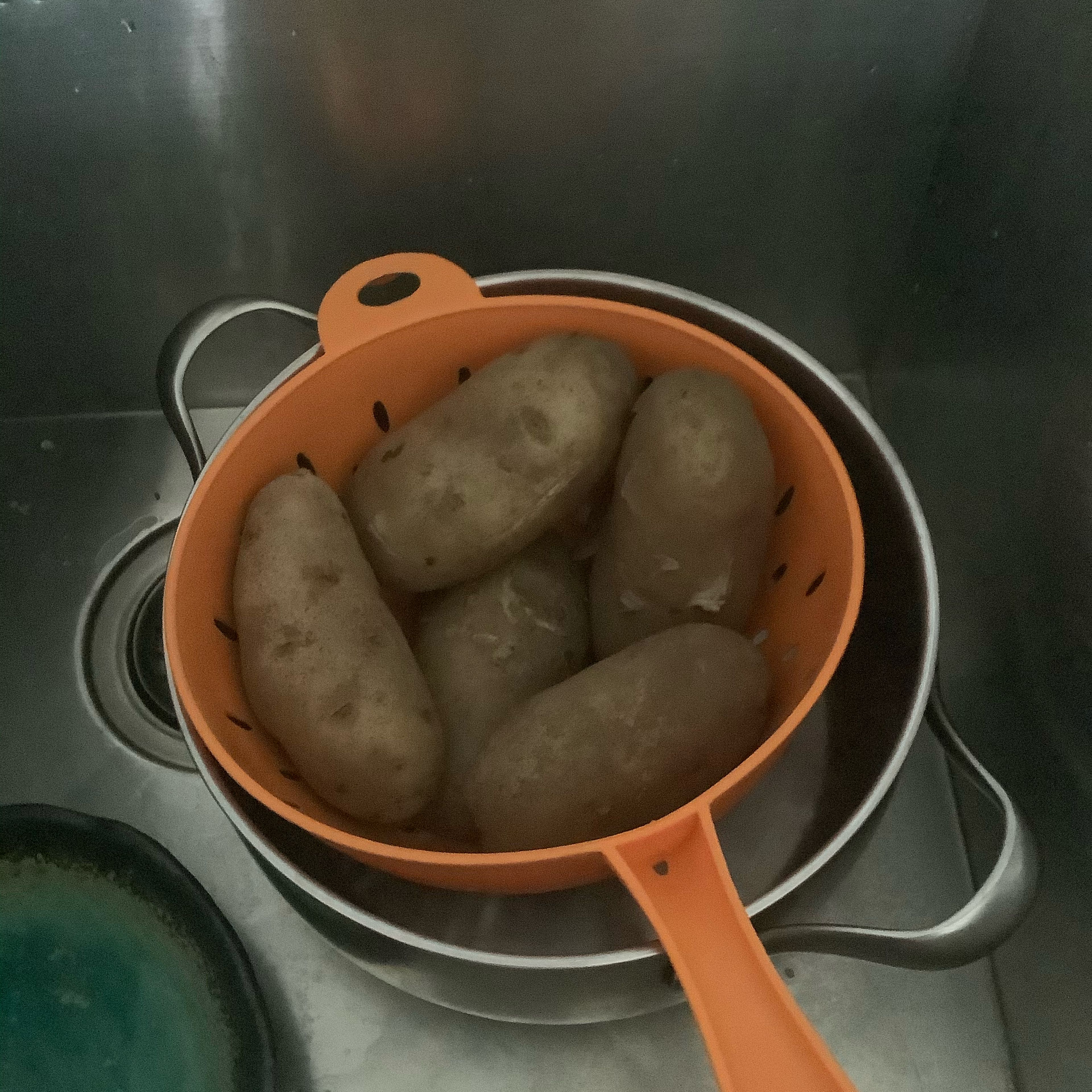Drain the potatoes from the water and let them rest in the sink for a couple of minutes