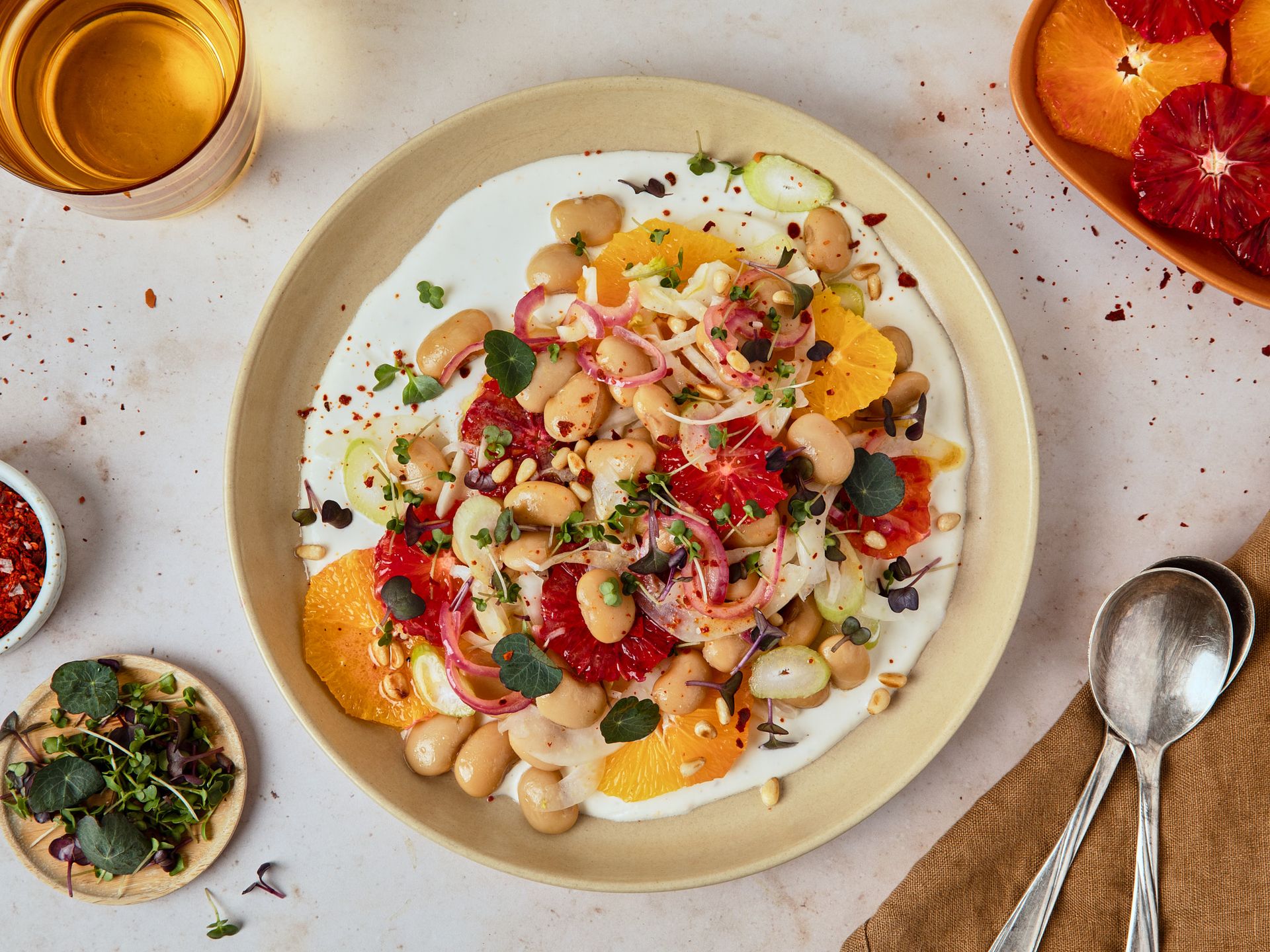 Frischer Weiße-Bohnen-Salat auf cremigem Feta