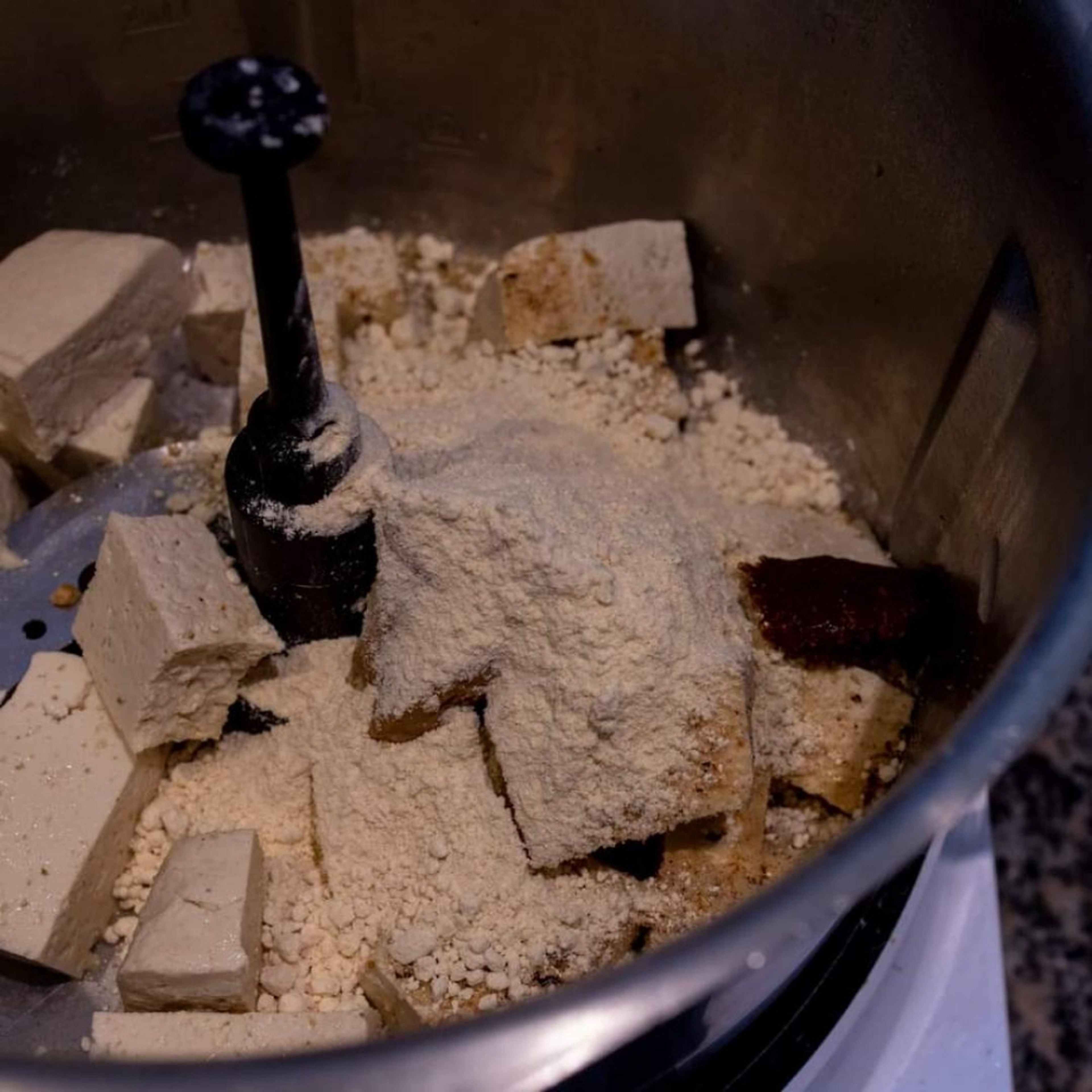 Das Backrohr auf 180 Grad vorheizen. Das Universalmesser einsetzen. Den Tofu grob zerteilen, mit restlichen Zutaten in den Topf geben und auf Stufe 18 ca 20 Sekunden fein zerkleinern.
